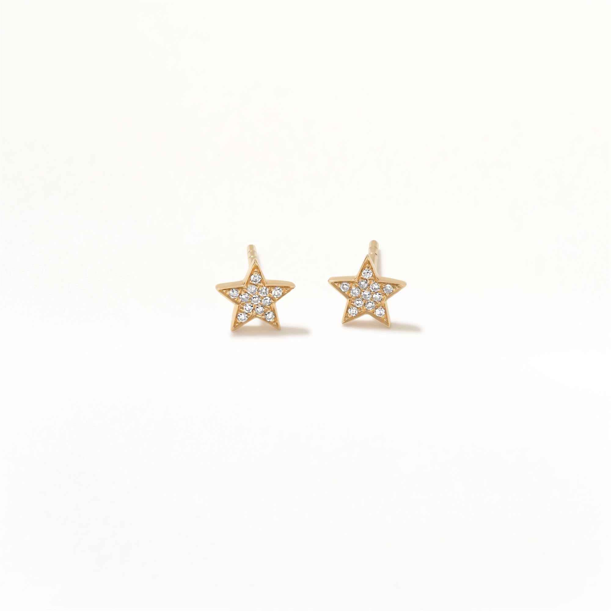 Ces élégantes et polyvalentes boucles d'oreilles Luxle Diamond Star Stud Eleg sont fabriquées en or 14 carats. Ces boucles d'oreilles en forme d'étoile sont ornées de diamants ronds étincelants, de couleur GH et de pureté SI1. Ces boucles d'oreilles