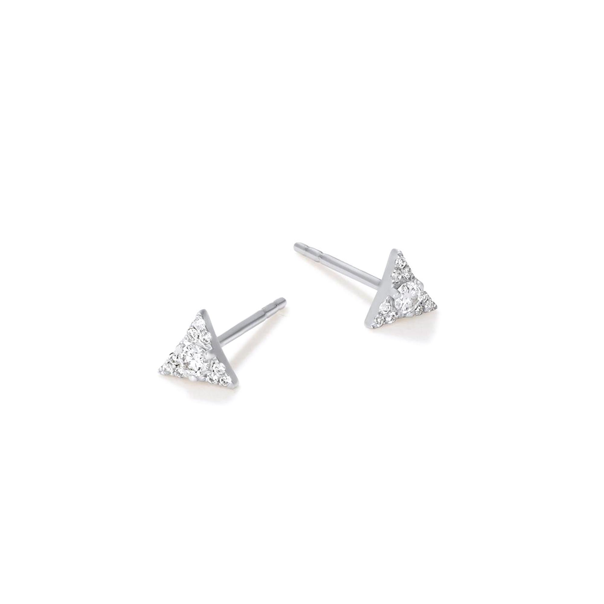 Questi eleganti orecchini a triangolo con diamante Luxle sono realizzati in oro 14K. Questi orecchini presentano un design unico a triangolo geometrico, con un diamante rotondo al centro affiancato da piccoli diamanti rotondi, di colore GH e di