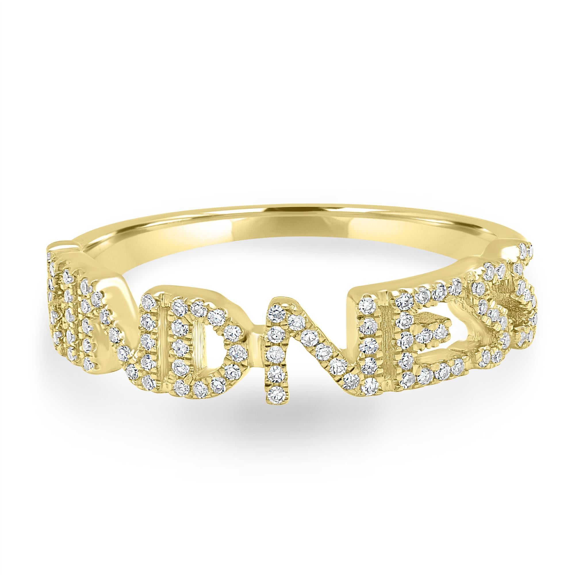 Questo anello di tendenza in oro giallo 14K presenta la parola 