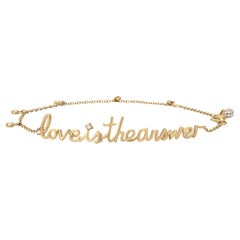 Cavigliera con diamante naturale da .20 Cttw "LOVE IS THE ANSWER" in oro giallo 18K