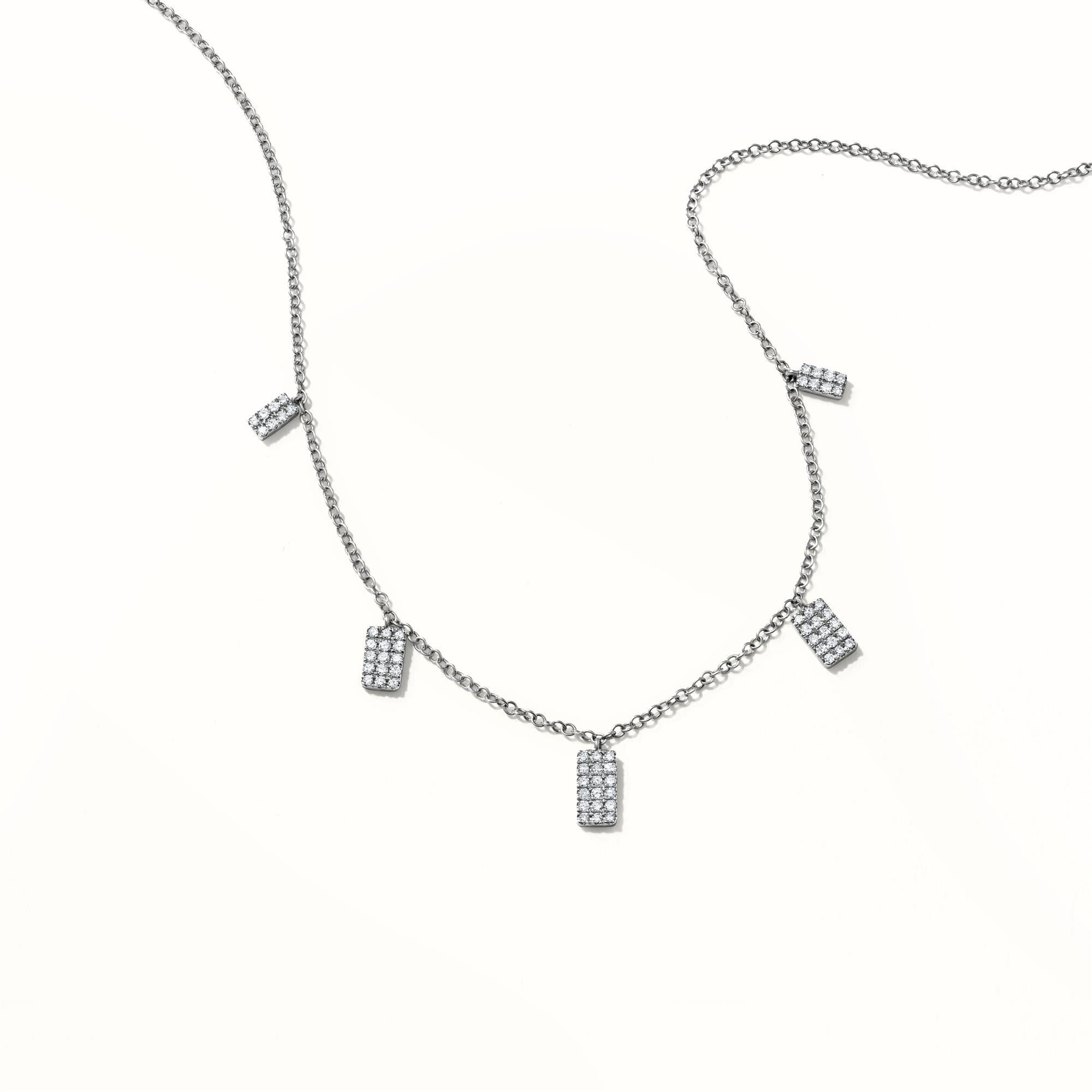 Ce magnifique collier à breloques Luxle en or blanc 14 carats présente une série de cinq breloques graduelles rectangulaires serties de diamants, élégamment suspendues à une fine chaîne câblée de 15 pouces. Les diamants ronds de couleur GH et de