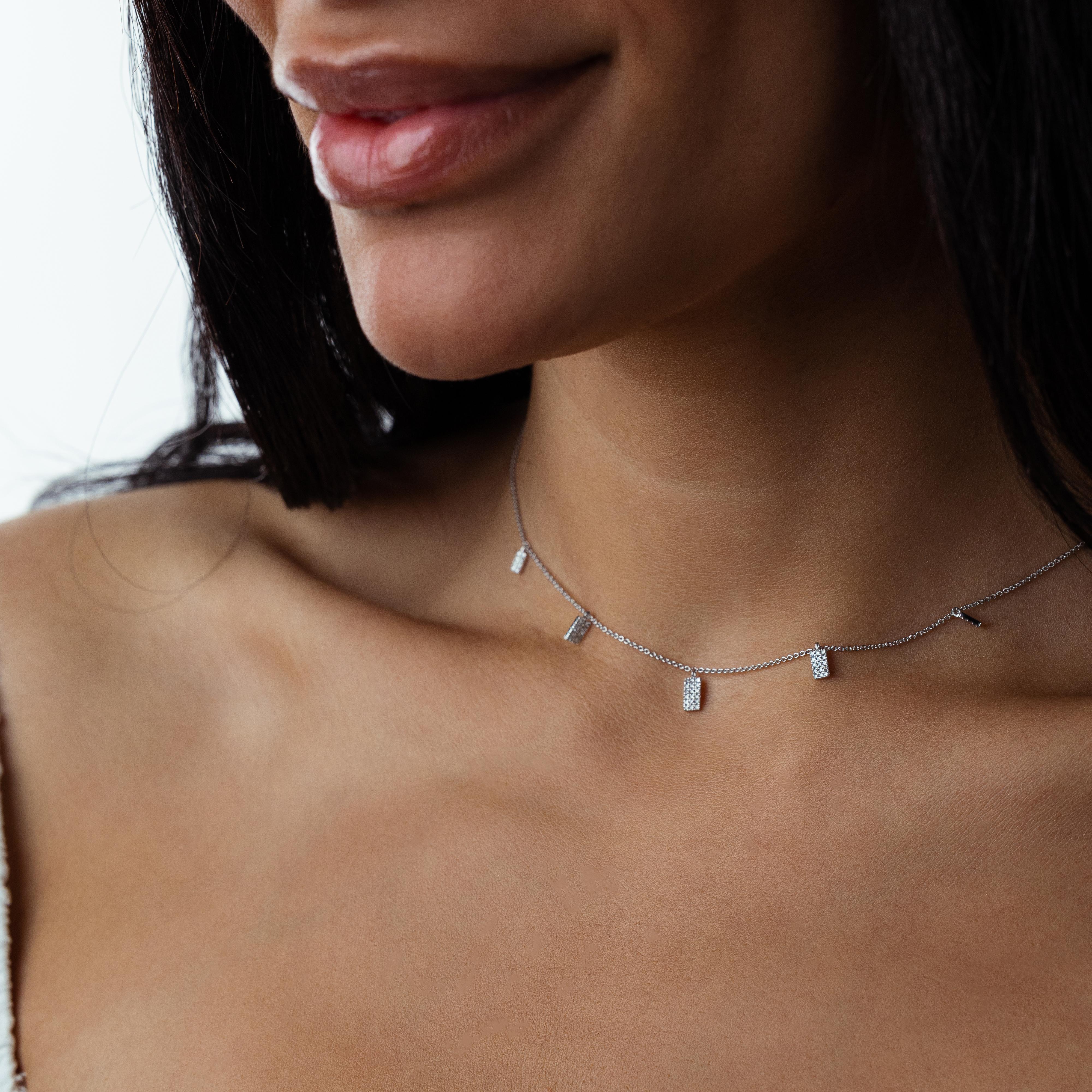 Taille ronde Luxle - Collier à breloques en or blanc 14 carats avec diamant naturel de 0,20 ctw, 15 pouces en vente