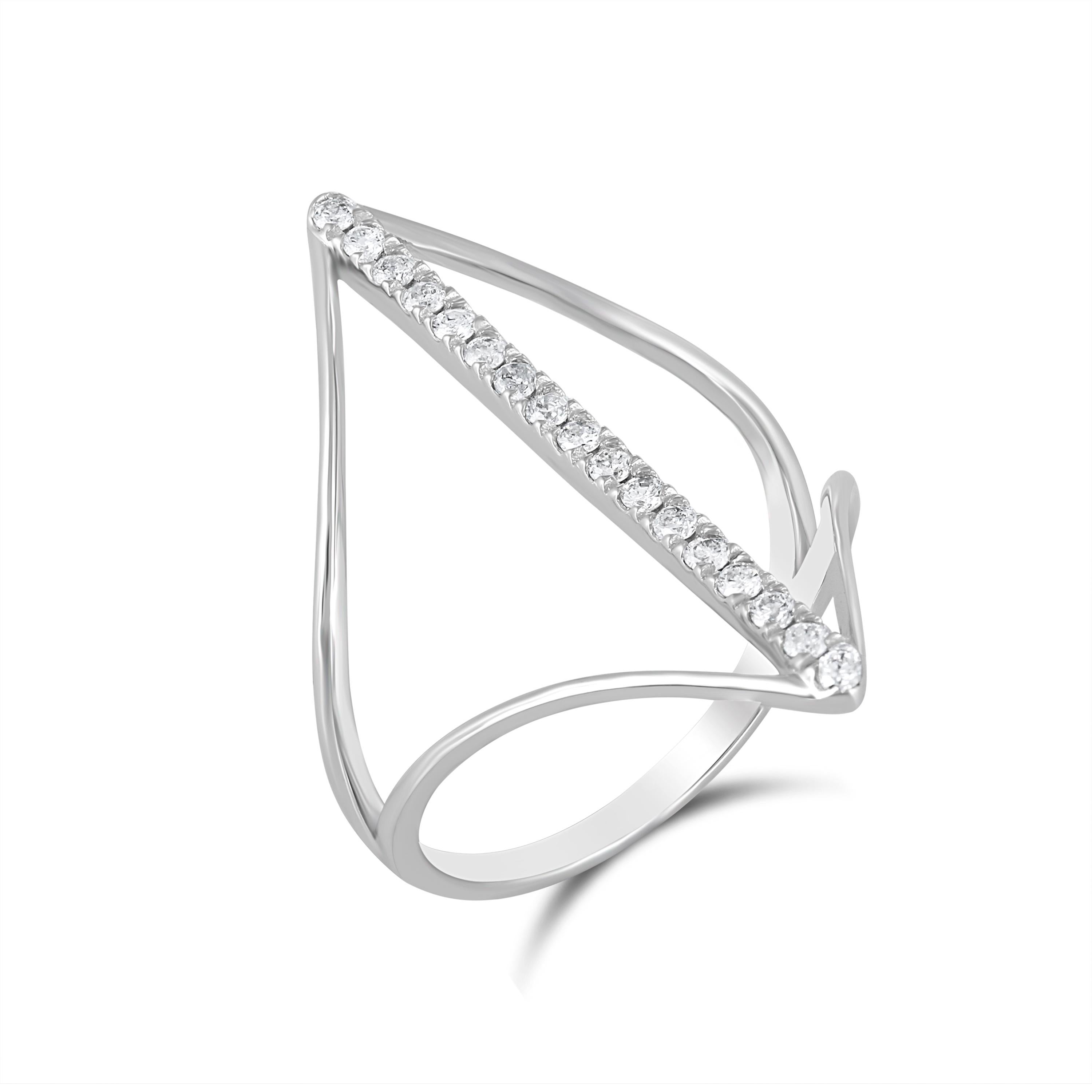 Dieser exquisite Ring hat ein schlankes V-förmiges Design aus 14-karätigem Gold, das eine moderne und minimalistische Ästhetik zeigt. Das Band ist elegant mit einer Reihe funkelnder Diamanten verziert, die die klaren Linien und zarten Akzente
