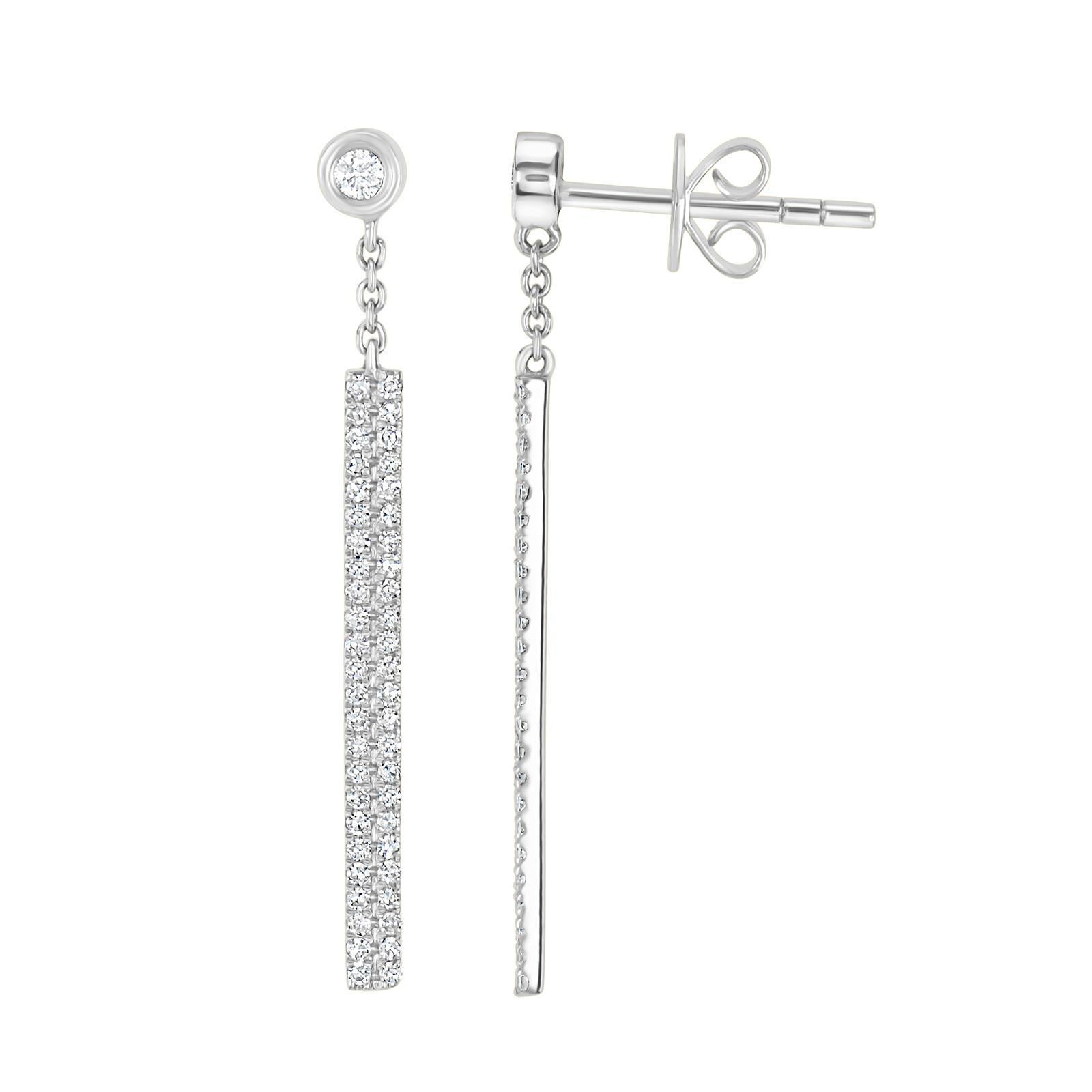 Estos elegantes pendientes de gota de diamante luxle, elaborados en oro de 14 quilates, presentan un diseño contemporáneo que combina a la perfección la estética minimalista con un brillo deslumbrante. Cada pendiente se compone de una esbelta barra