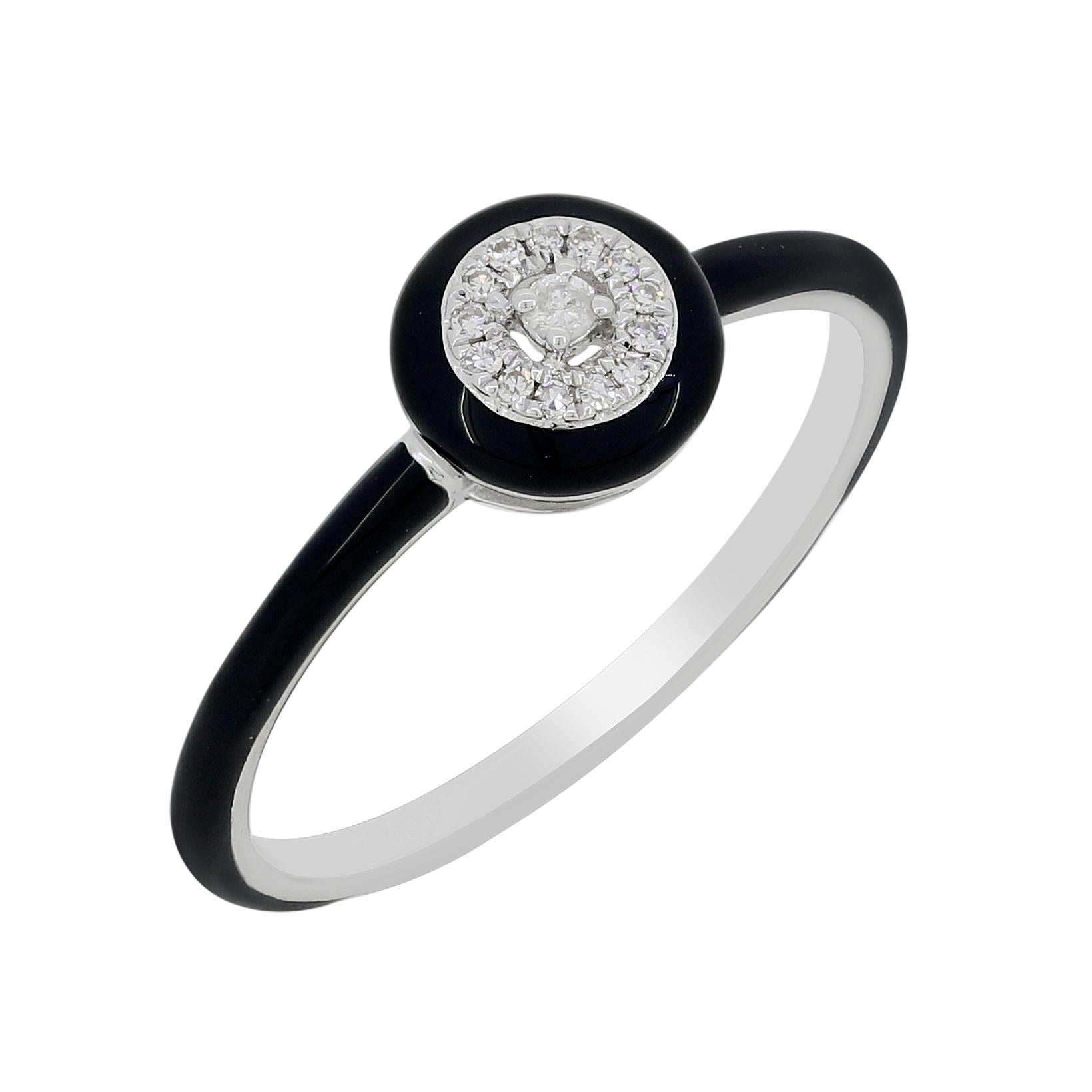 Questo audace anello in oro bianco 18 carati presenta un design moderno che aggiunge un tocco di eleganza e raffinatezza. Al centro dell'anello si trova un diamante di taglio rotondo, incastonato a griffe, circondato da un'aureola di diamanti