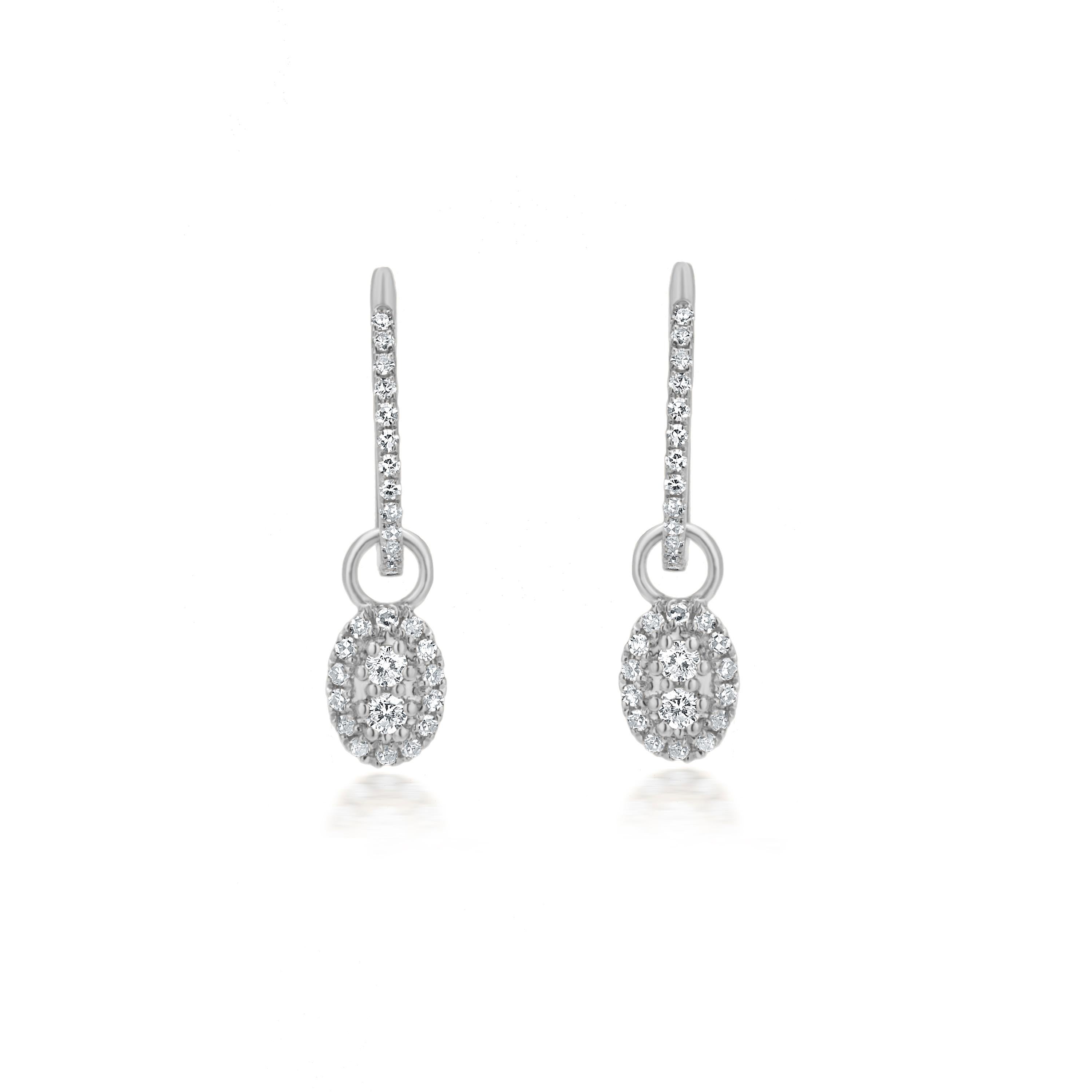 Estos significativos pendientes de aro, elaborados en oro rosa de 18 quilates, muestran una gota de forma ovalada adornada con deslumbrantes diamantes. En el centro de la gota, dos diamantes engastados, de color GH, están rodeados por un halo de