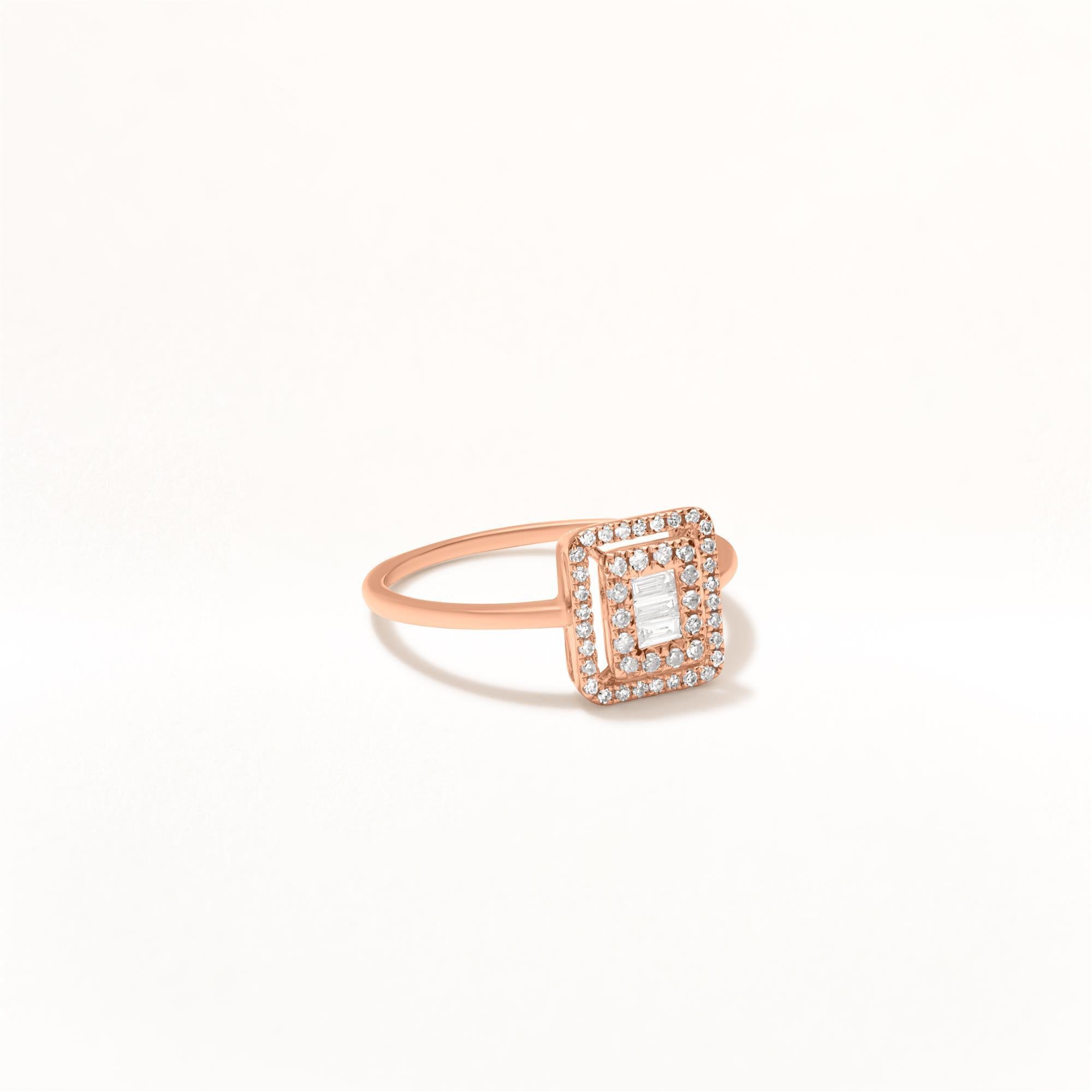 Exquisiter Luxle Diamantring aus 14 Karat Roségold mit Mittelstein im Baguetteschliff. Der Mittelstein ist elegant von zwei Halos aus funkelnden runden Diamanten mit der Farbe GH und der Reinheit SI1 umgeben. Der Diamantschaft ist in hochwertiges
