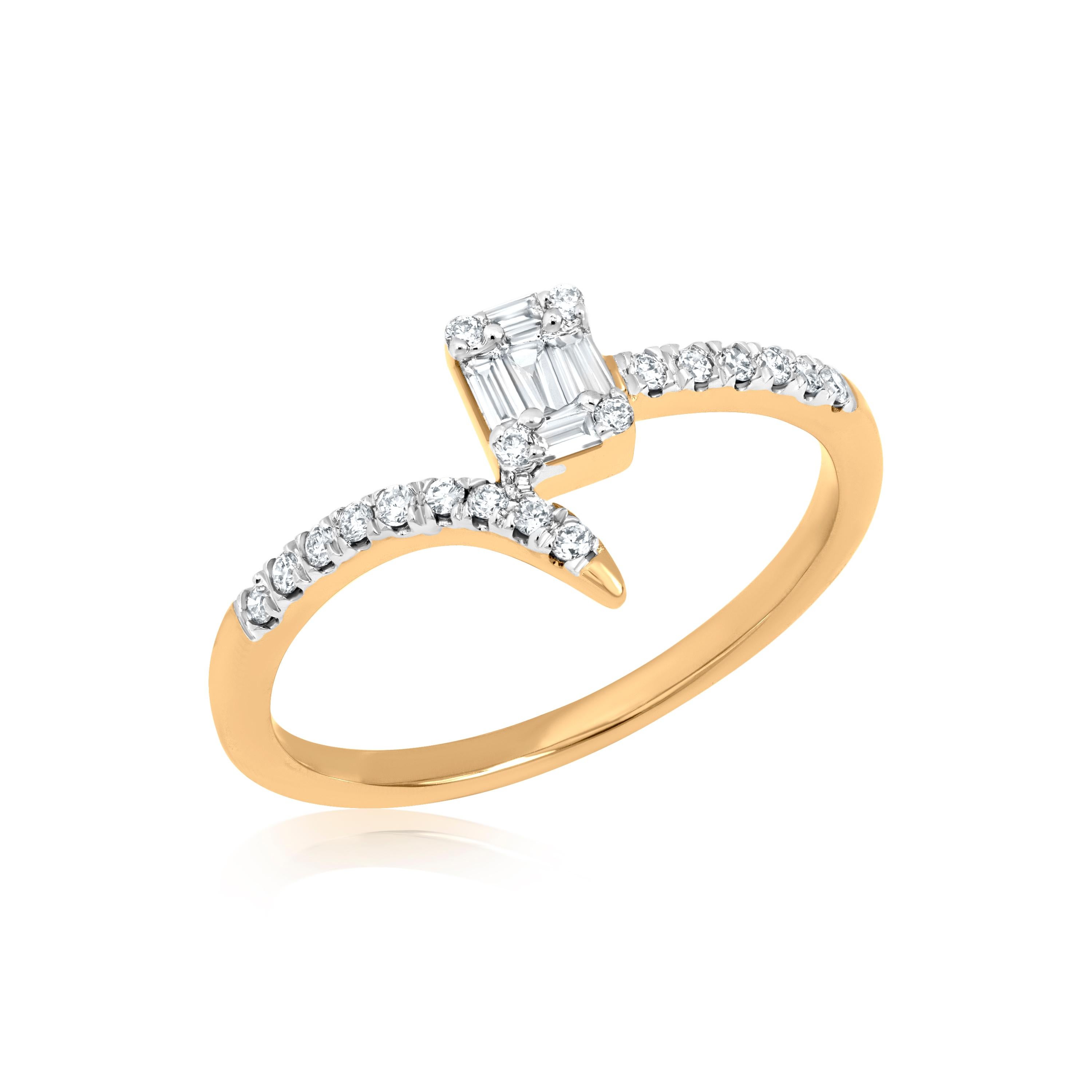 Cette bague unique en or jaune 14 carats à contournement serpentin présente un design captivant qui s'enroule élégamment autour du doigt. La tête de l'anneau présente de superbes diamants de taille baguette, joliment encadrés par d'autres diamants