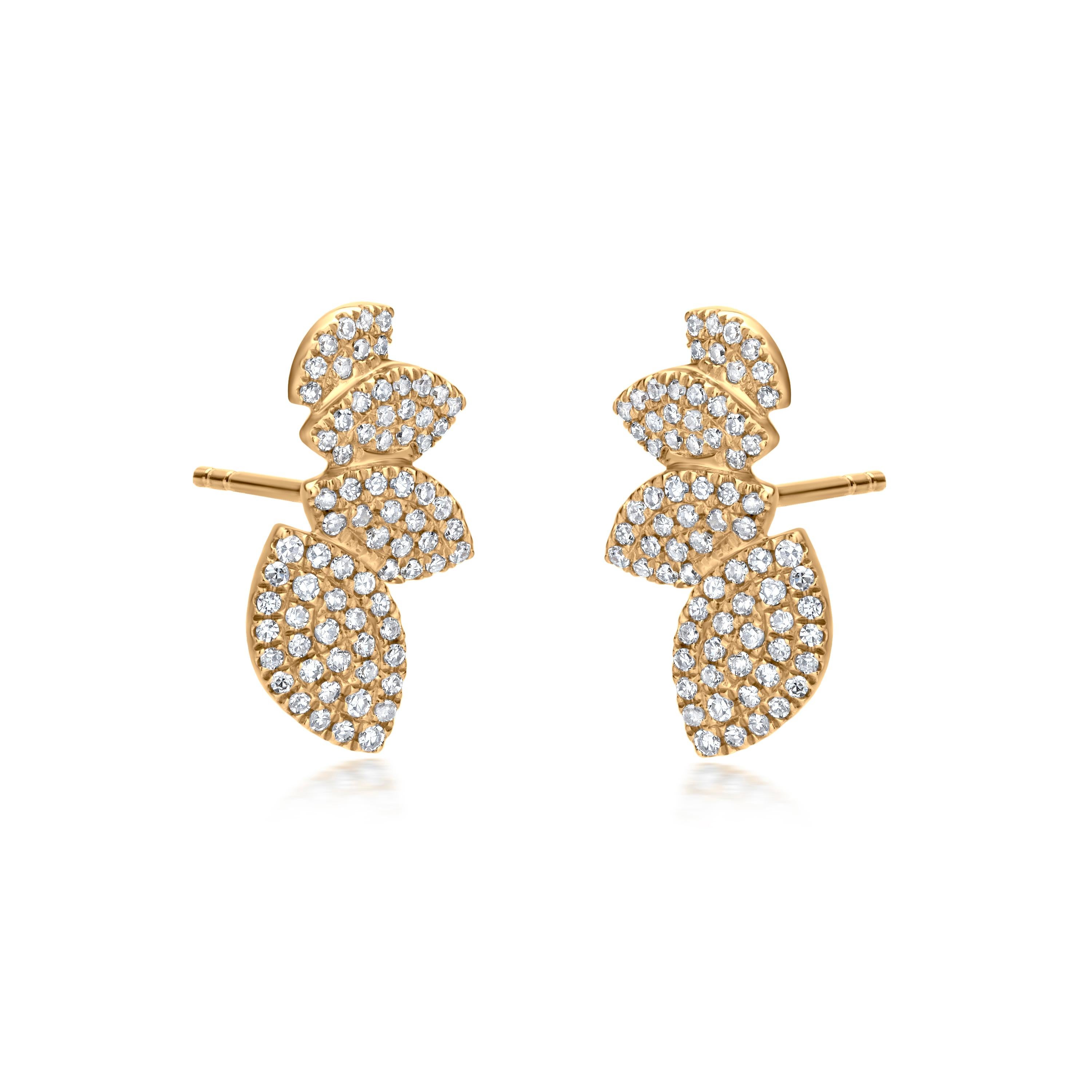 Ces exquises boucles d'oreilles en or 18 carats à pétales de diamant célèbrent l'art de la nature avec leur design floral. Les pétales des boucles d'oreilles sont ornés de diamants ronds, de couleur GH et de pureté SI1, dont la taille augmente du