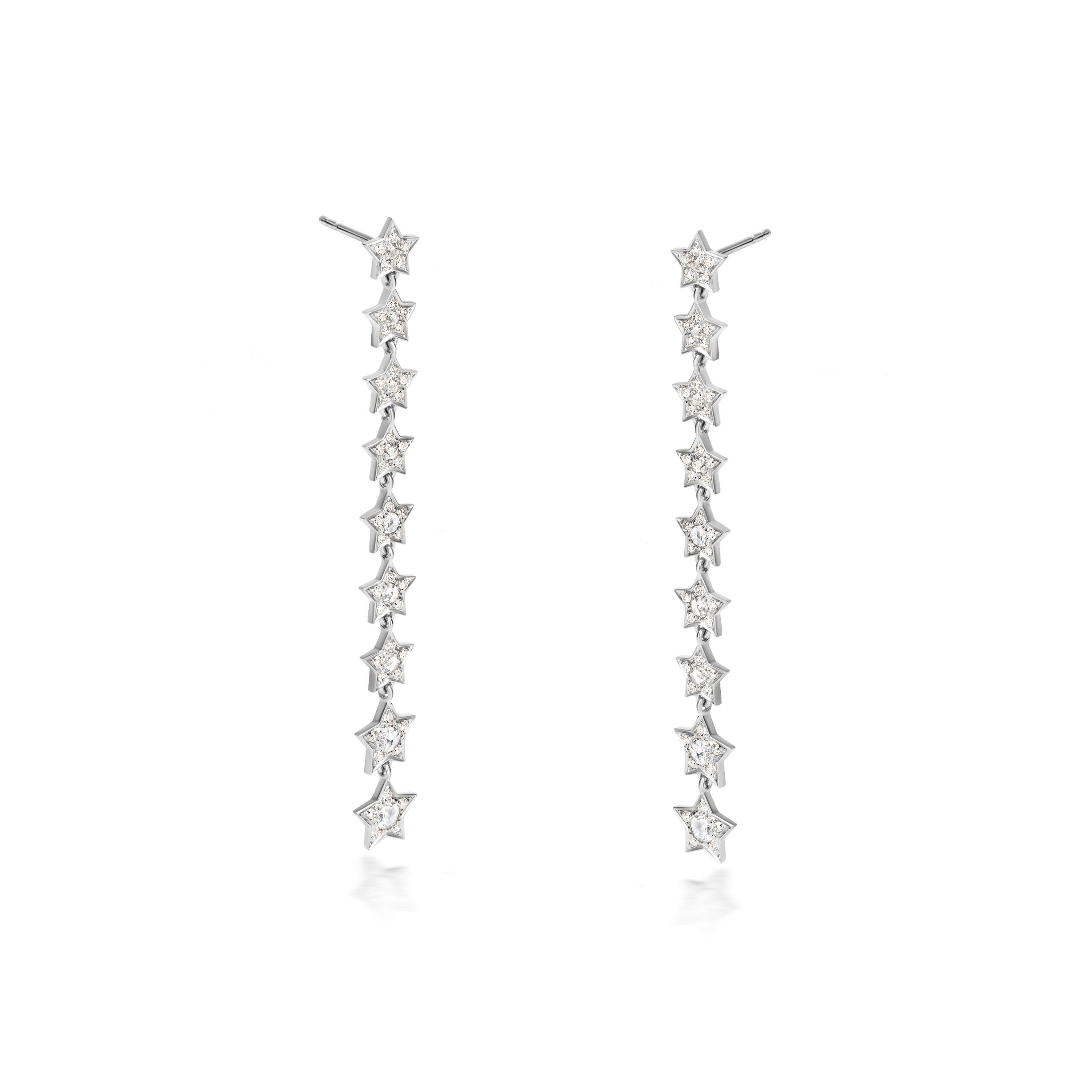 Scintilla e risplendi con questi incantevoli orecchini a goccia con diamante. Caratterizzati da una cascata di stelle di diamanti scintillanti, questi orecchini aggiungono un tocco di glamour celestiale a qualsiasi outfit. Il diamante centrale di