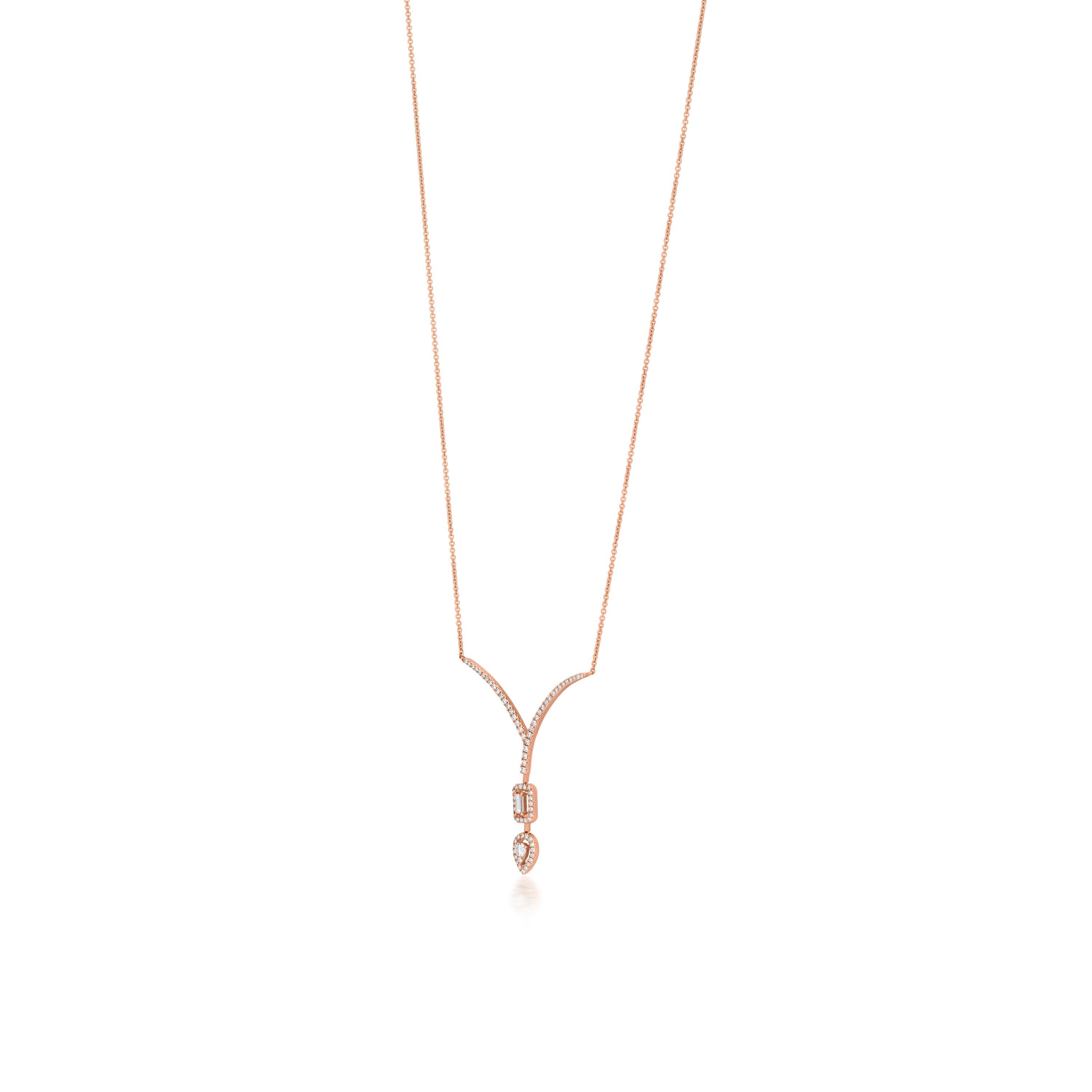 Questa squisita collana in oro rosa 18 carati presenta un accattivante design a forma di Y, impreziosito da diamanti scintillanti che ne elevano il fascino lussuoso. Il ciondolo, unico nel suo genere, presenta tre forme geometriche interconnesse che