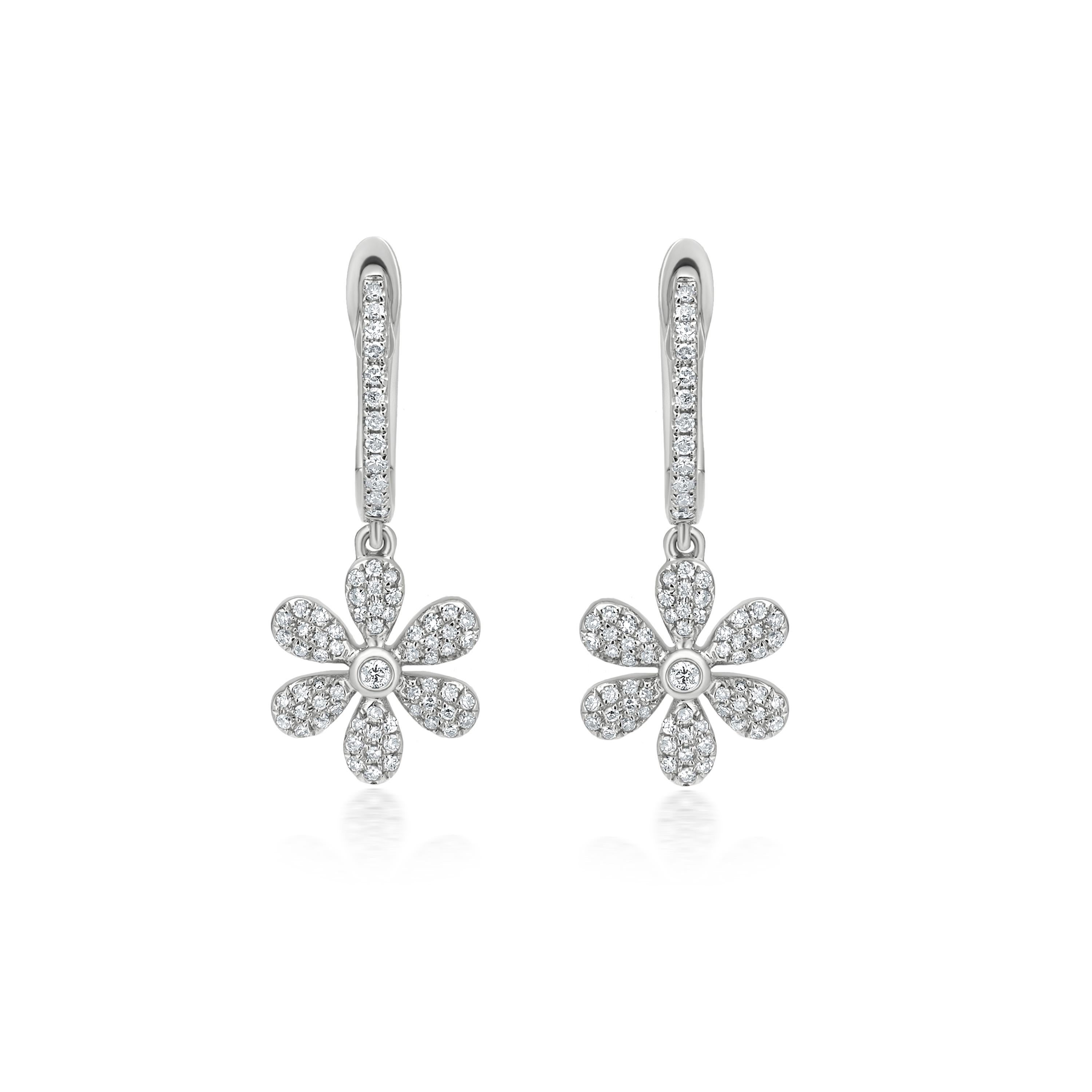 Questi orecchini a goccia a forma di fiore, unici, eleganti e luminosi di Luxle sono una vera e propria dimostrazione di creatività. Gli orecchini a cerchio e a goccia in oro bianco 14k sono decorati con diamanti rotondi e brillanti da 0,4 ct. t.w..