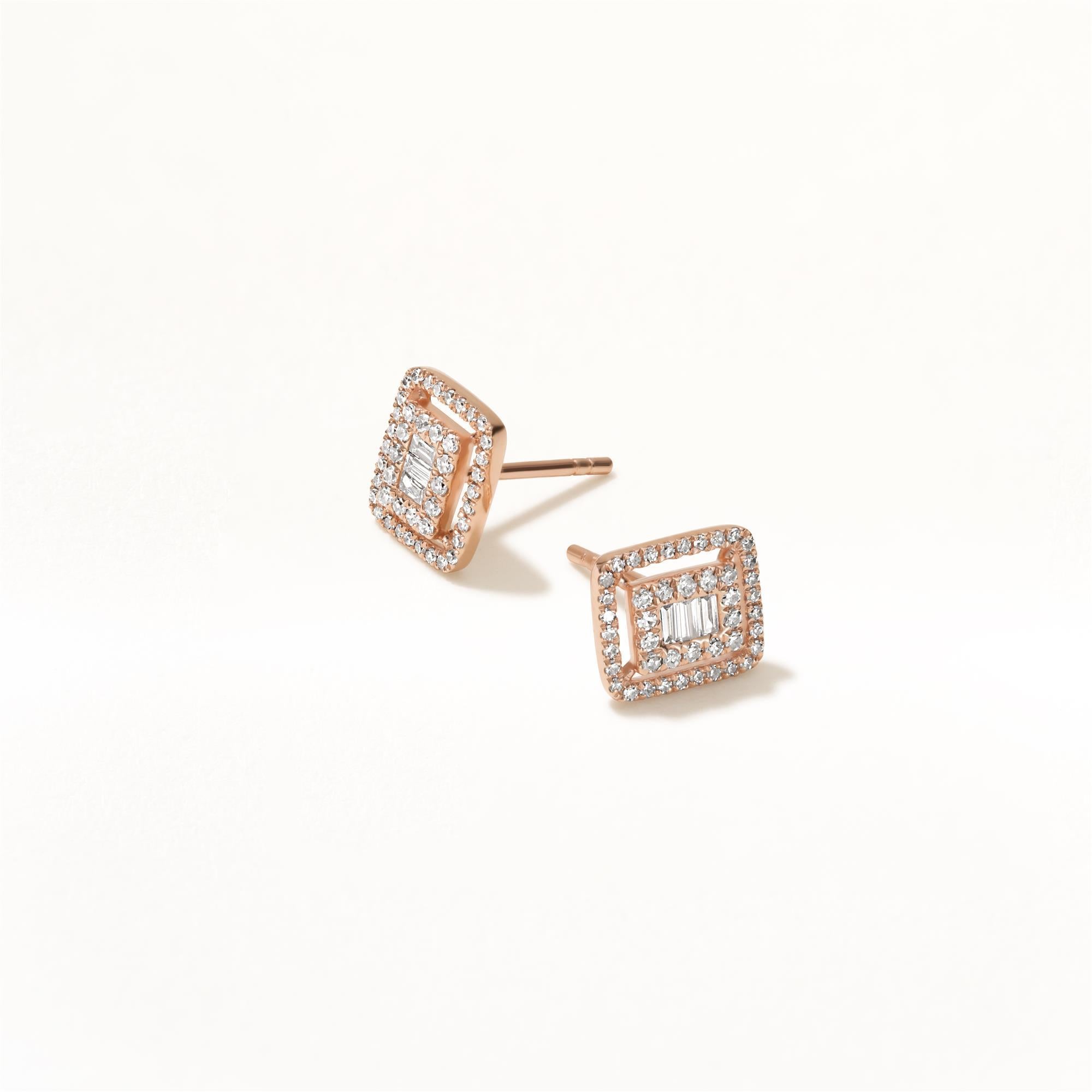 Prova l'epitome del lusso con questi orecchini quadrati con diamante. Ogni orecchino sfoggia un sofisticato design quadrato, meticolosamente realizzato con scintillanti diamanti Baguette e Round. Al centro ci sono diamanti a baguette  incorniciato