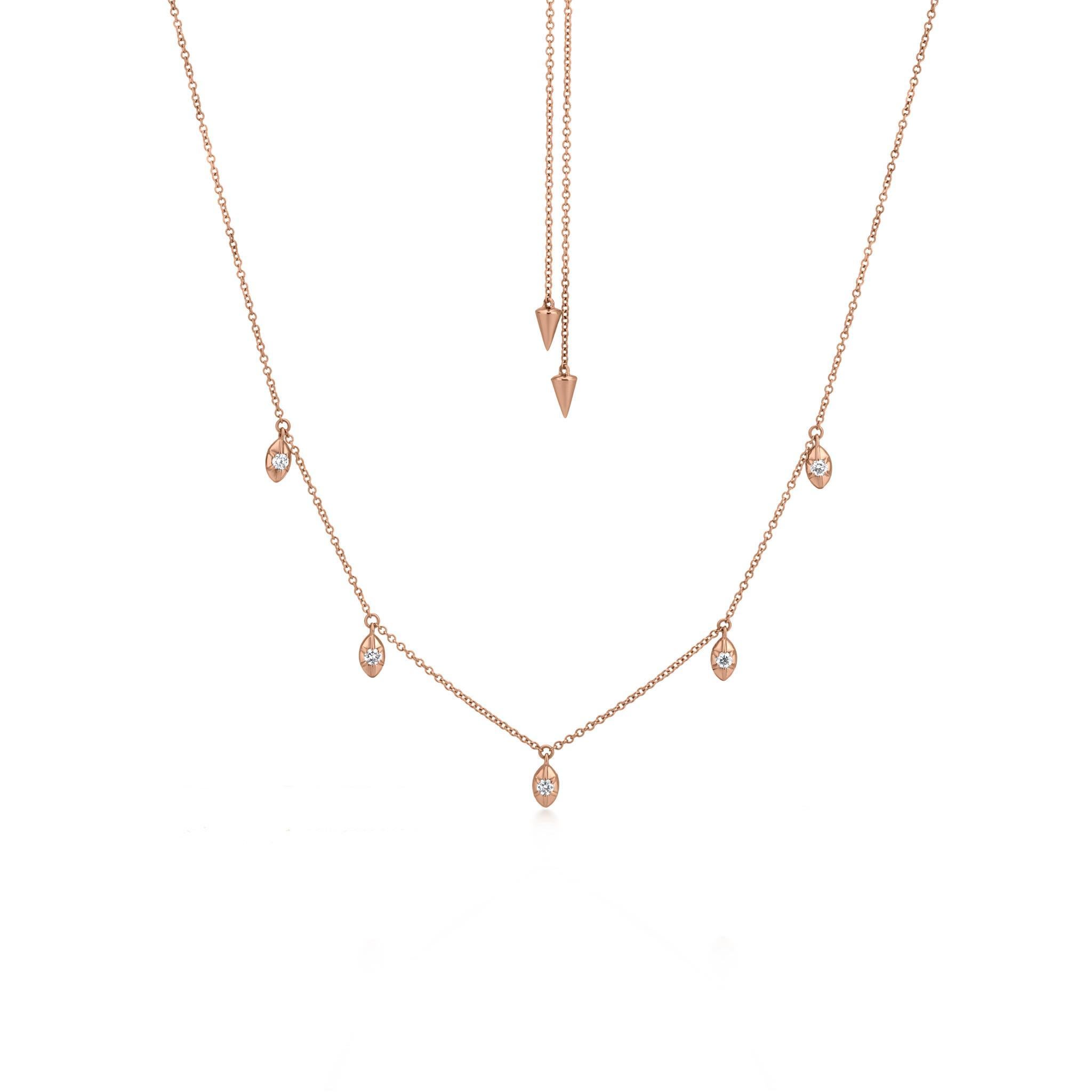 Aggiungi un tocco di eleganza al tuo ensemble con questa raffinata collana di diamanti, realizzata in oro rosa 18 carati. Questo splendido pezzo presenta una delicata catena a cavo ornata da charme di diamanti, ciascuno incastonato in un castone a