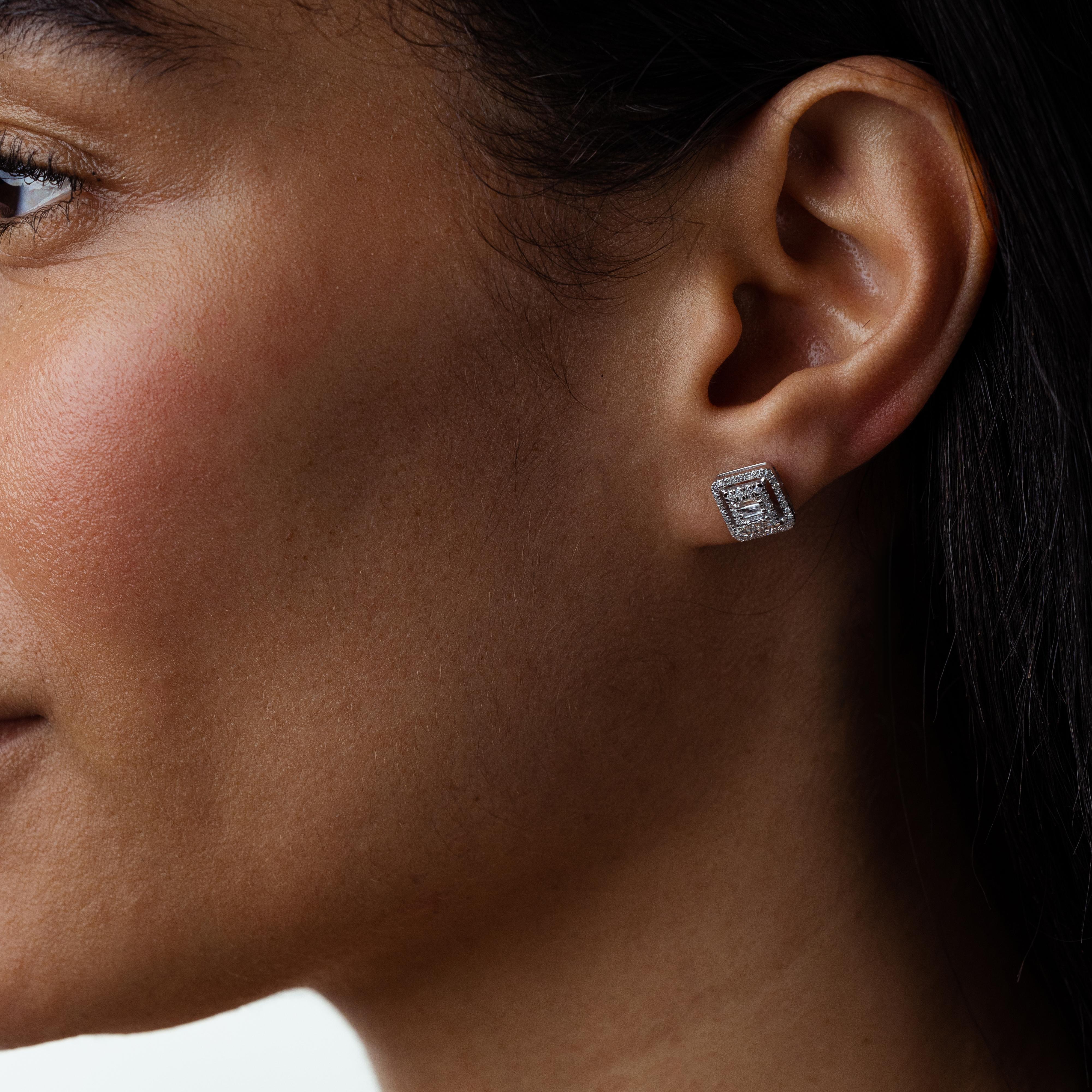 Taille baguette 0.50 ct. pt. Clous d'oreilles carrés en or blanc 14 carats avec diamants naturels, taille 7 en vente