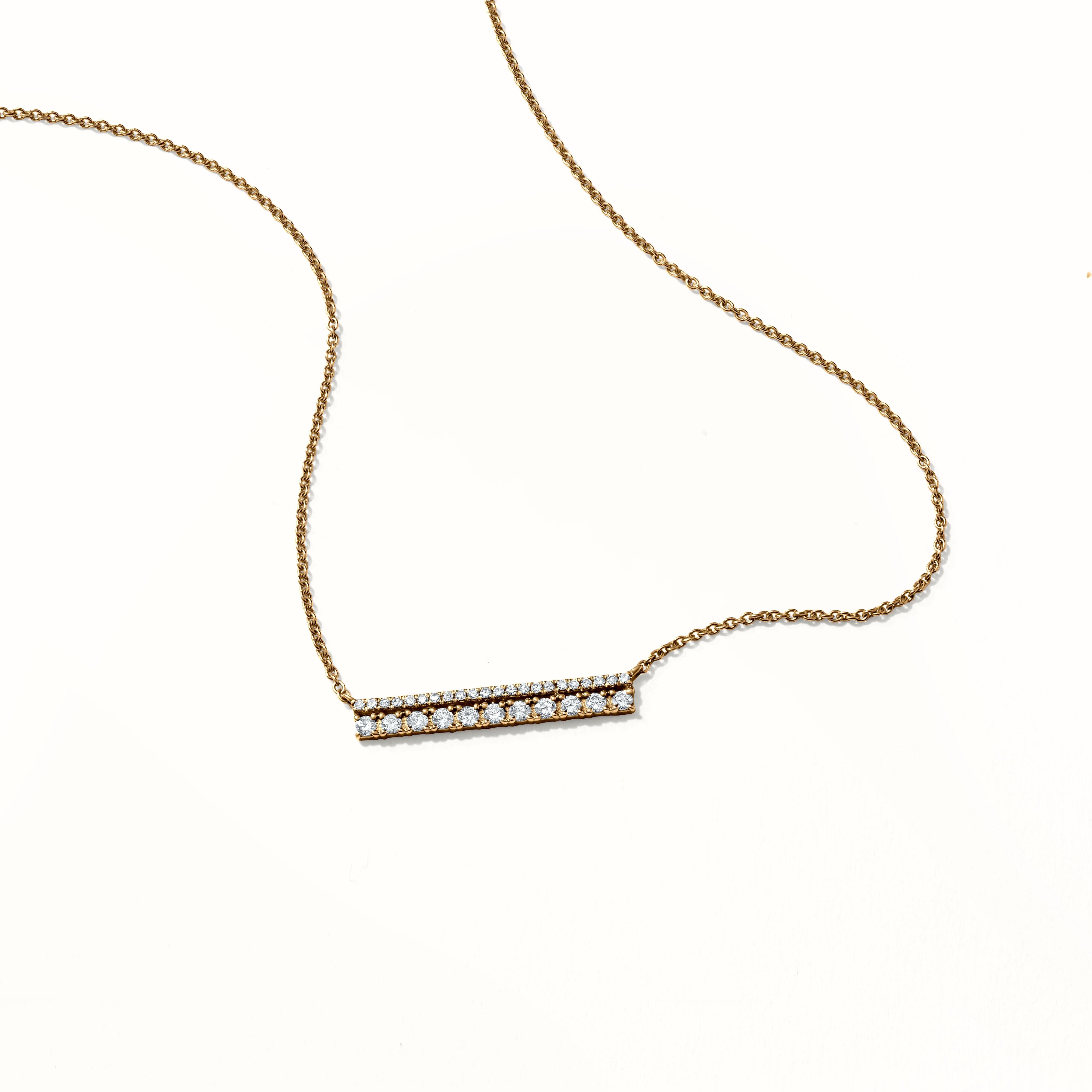 Die Halskette mit Barren-Anhänger bekommt einen stilvollen Twist. Ausgestattet mit 33 kleineren und größeren Diamanten im Pflaster. Hergestellt von Luxle in 18K Gelbgold ist die Länge der Aufhängung 15 Zoll.

Bitte folgen Sie der Luxury Jewels
