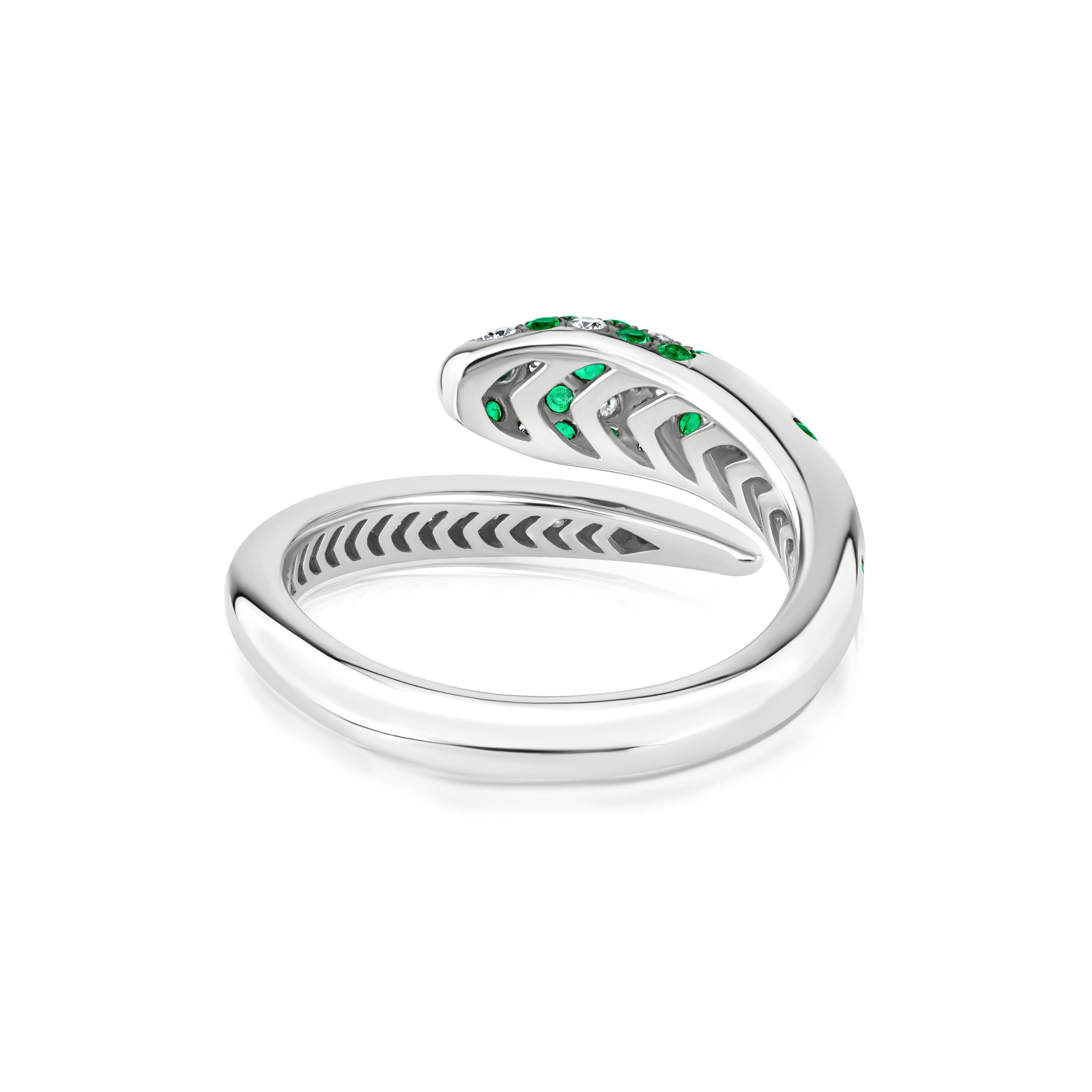 Contemporary Luxle 0.50 Cttw Natural Emerald/VS Diamond Serpent Ring in 18k White Gold Size 7 For Sale
