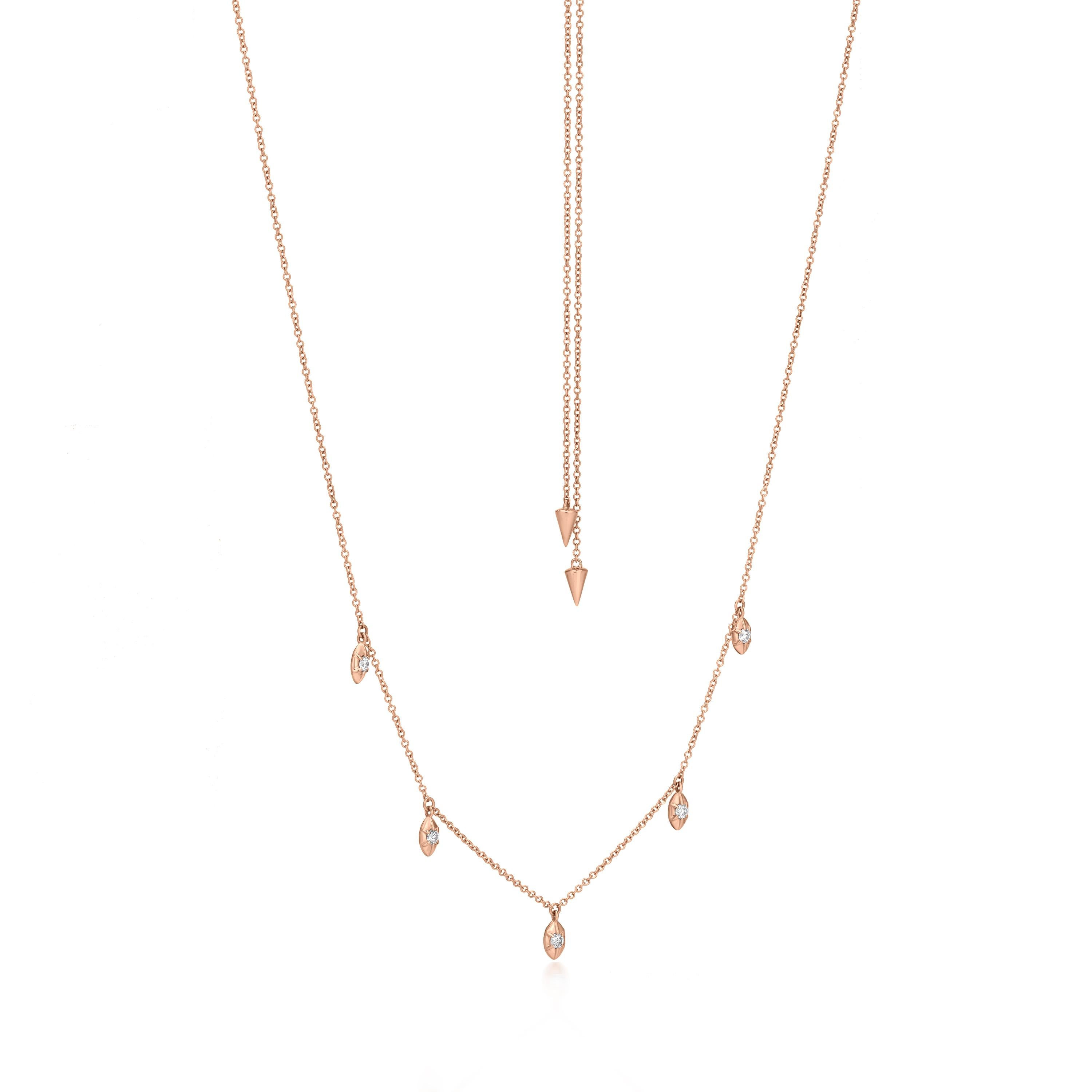 Verleihen Sie Ihrem Ensemble einen Hauch von Eleganz mit dieser Diamant-Halskette aus 14 Karat Roségold. Dieses atemberaubende Schmuckstück besteht aus einer zarten Kabelkette, die mit diamantenen Anhängern geschmückt ist, die jeweils in einer