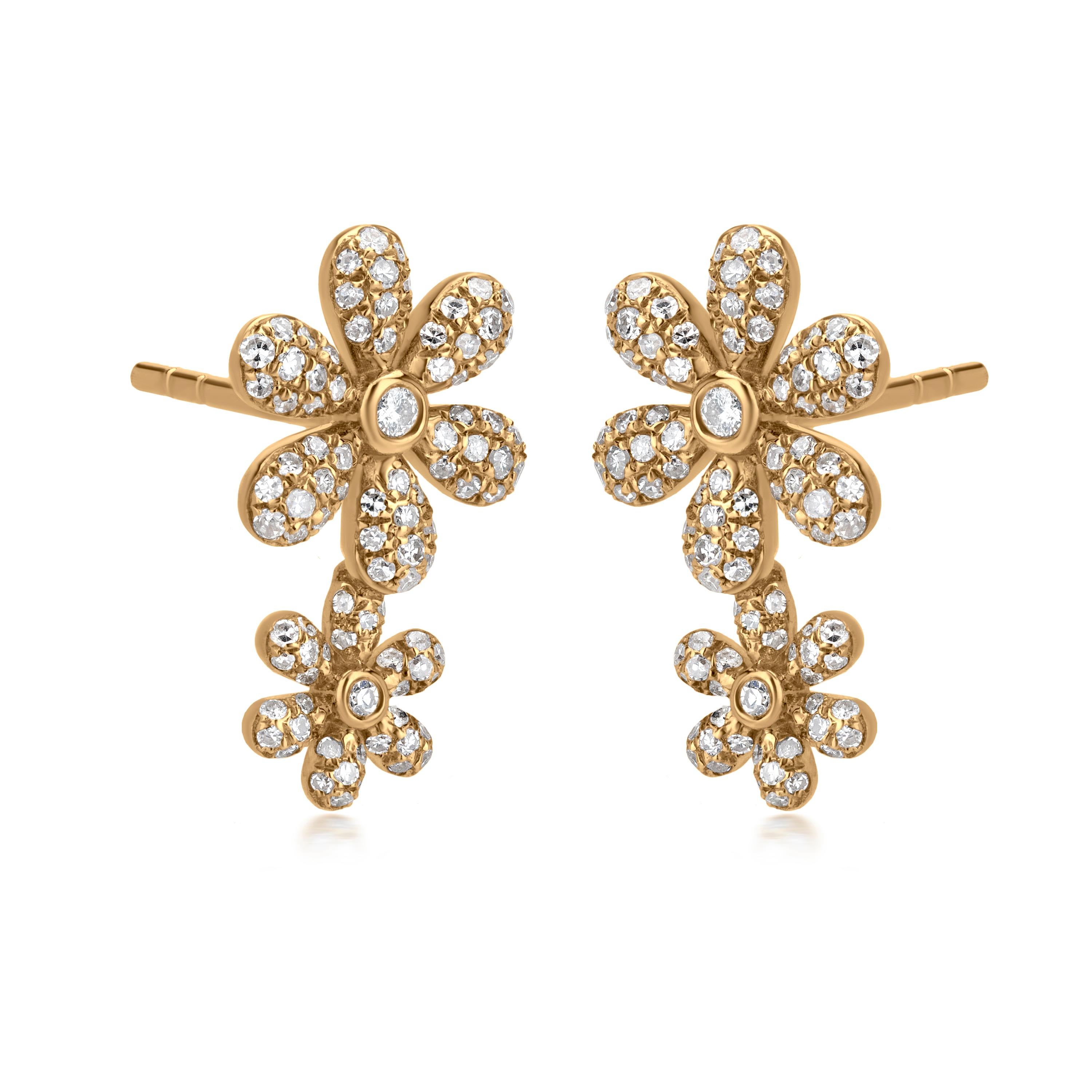 Questi squisiti orecchini sono caratterizzati da un accattivante design floreale, ciascuno dei quali è ornato da due fiori intricati. Il fiore più grande presenta cinque petali, ognuno dei quali è impreziosito da diamanti scintillanti incastonati in