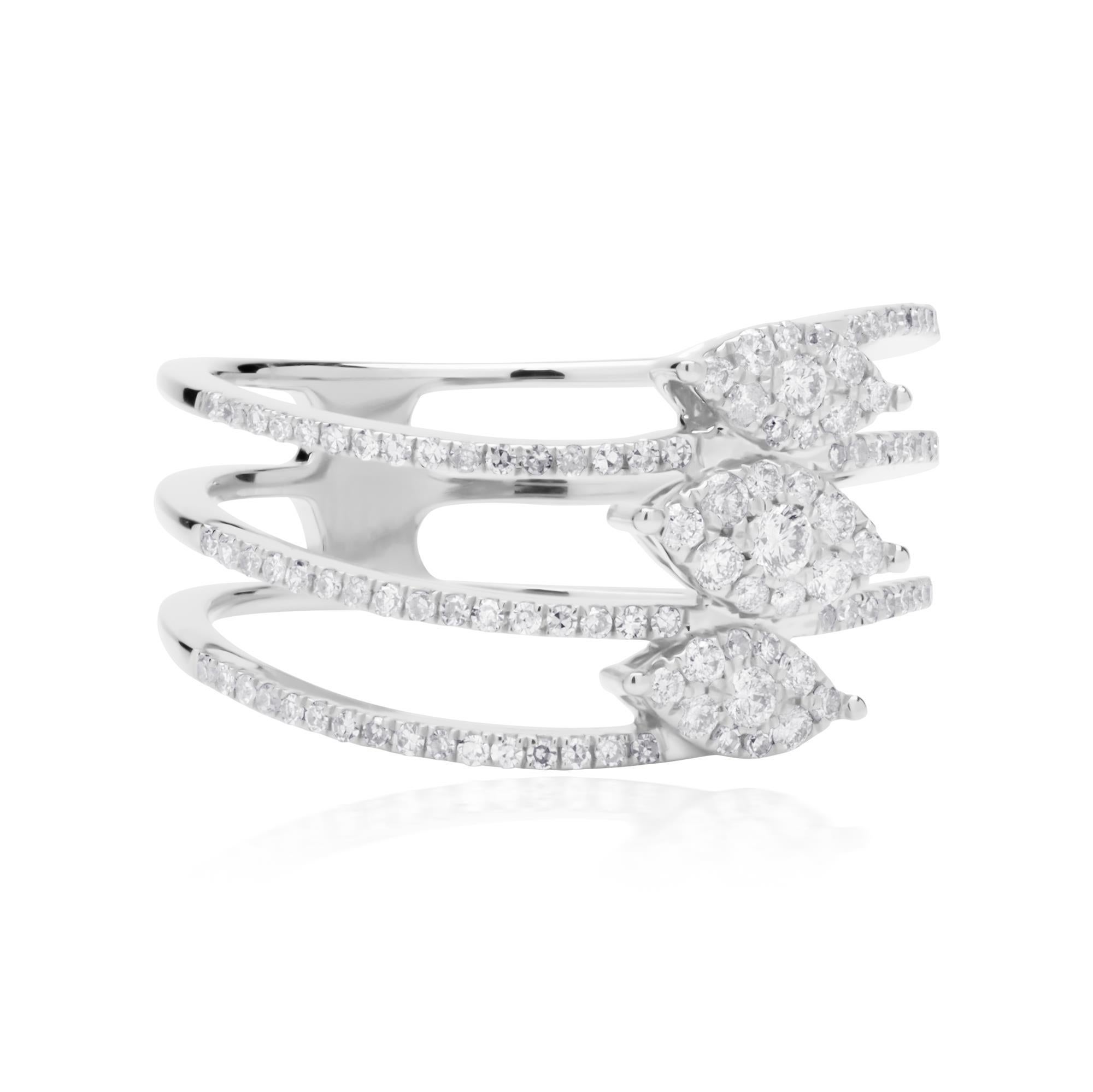 Fai una dichiarazione audace con questo squisito anello con più file di diamanti. Questo splendido pezzo presenta diverse bande di diamanti scintillanti che creano un design accattivante e accattivante. Ogni fila è splendidamente accentuata da