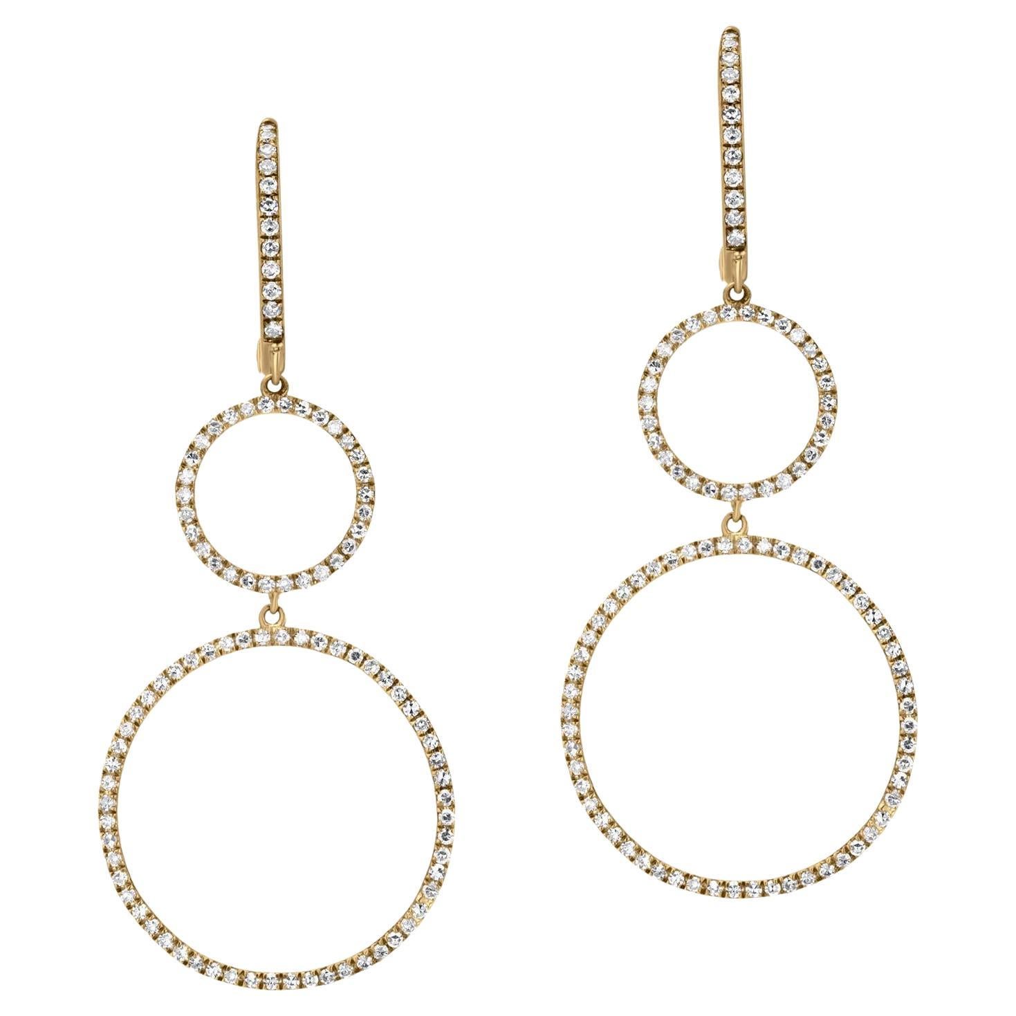 Diese eleganten Ohrringe sind aus luxuriösem 18-karätigem Gelbgold gefertigt und haben ein raffiniertes Design. Die mit funkelnden Diamanten verzierten Ohrringe sorgen für einen glanzvollen und raffinierten Look. Jeder Diamant ist rund, im