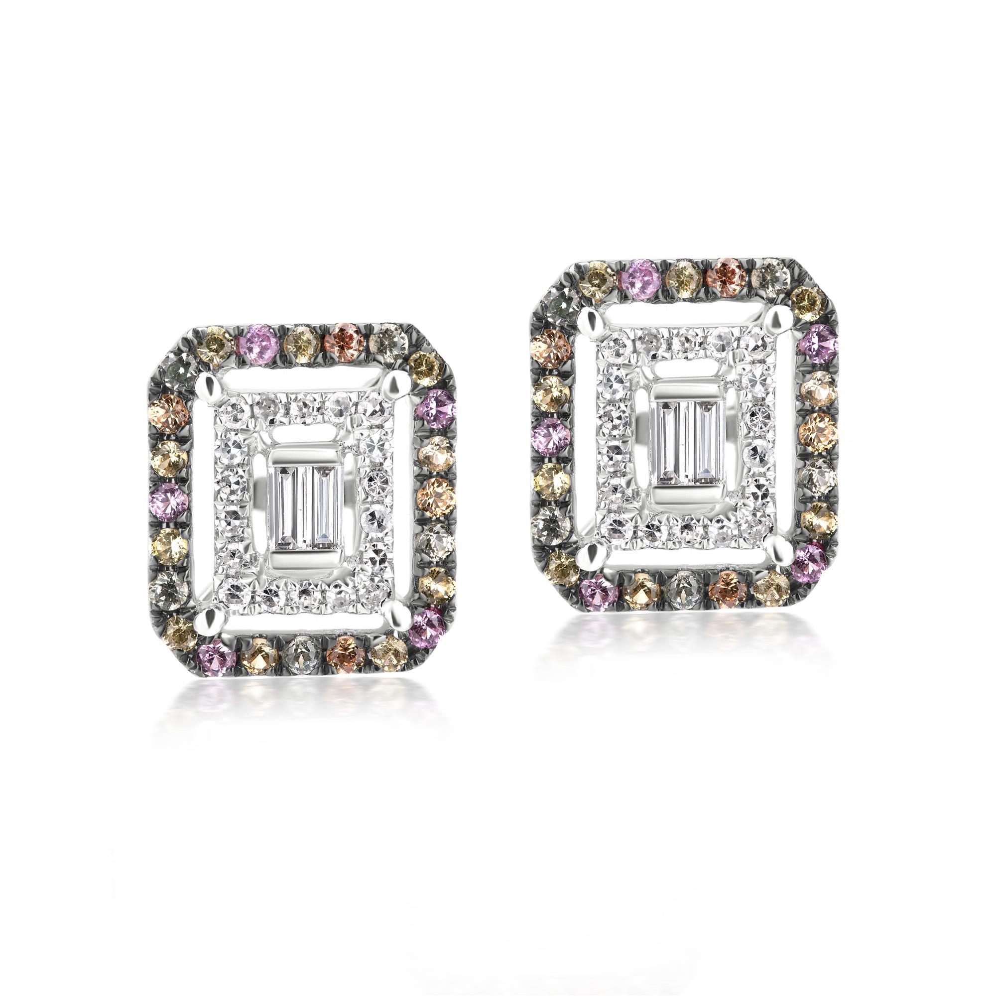 Estos atrevidos pendientes de diamantes y zafiros múltiples presentan un engaste de forma cuadrada, adornado con un diamante central talla baguette rodeado de un halo de brillantes diamantes redondos, de color GH y claridad SI1, seguido de un halo