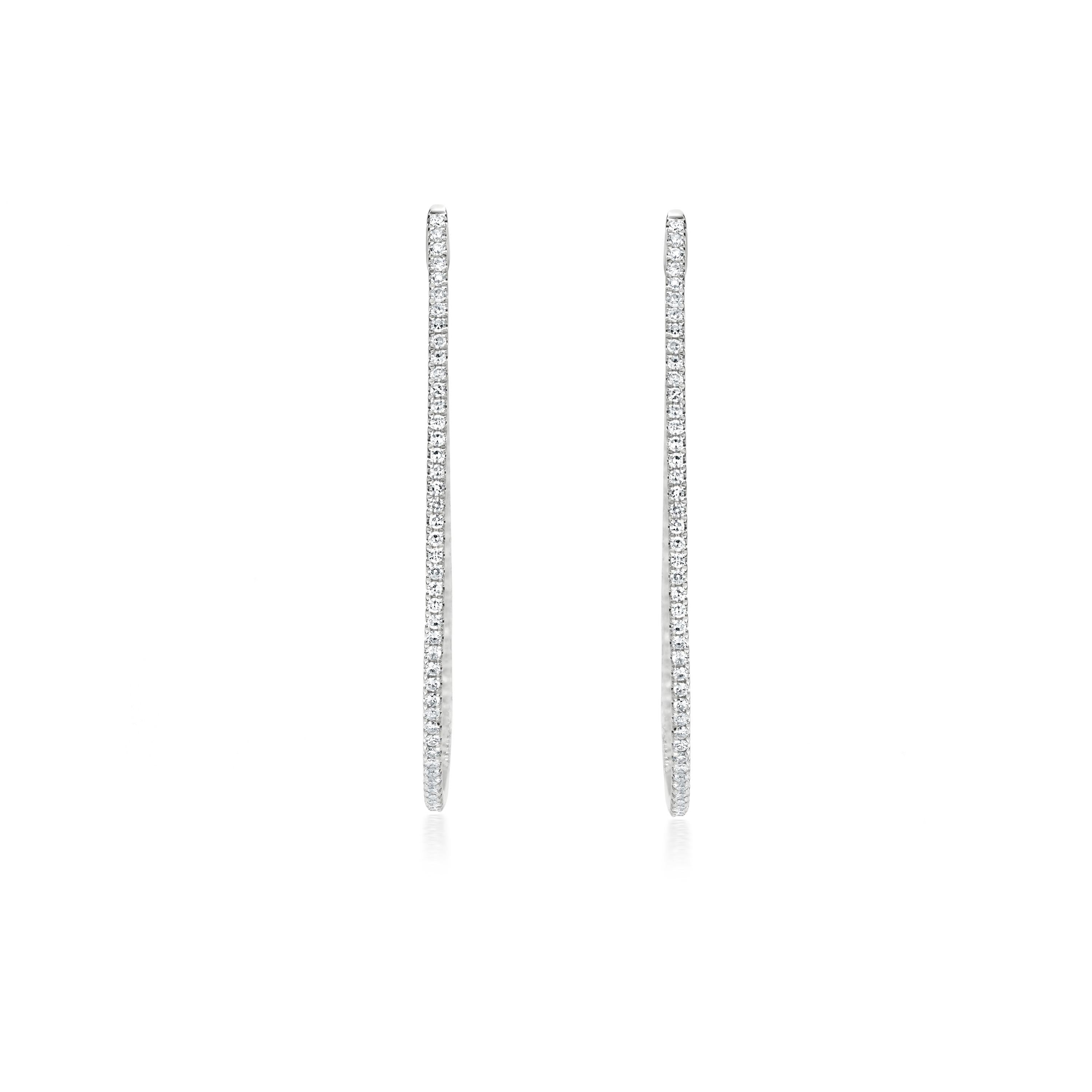 Migliora il tuo stile quotidiano con questi splendidi orecchini a cerchio con diamanti. Gli eleganti cerchi di forma ovale sono impreziositi da una scintillante fila di diamanti, creando un pezzo elegante e senza tempo. Realizzati in oro 18 carati