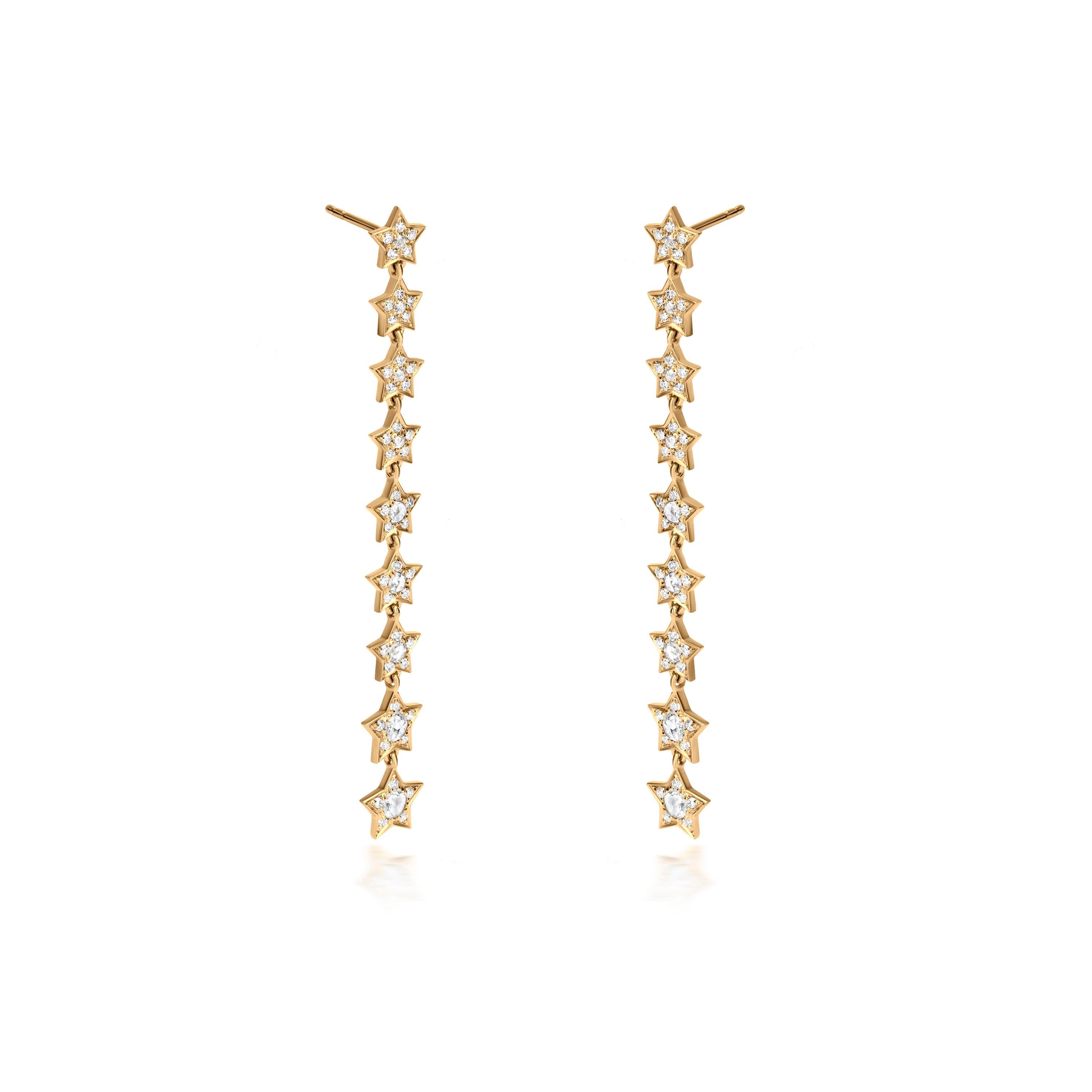 Diese eleganten Diamantohrringe aus 18 Karat Gelbgold bestechen durch eine Kaskade schimmernder Diamanten. Die Ohrringe sind mit runden Diamanten besetzt, von denen jeder einzelne fachmännisch geschliffen wurde, um seine Brillanz zu betonen. Die