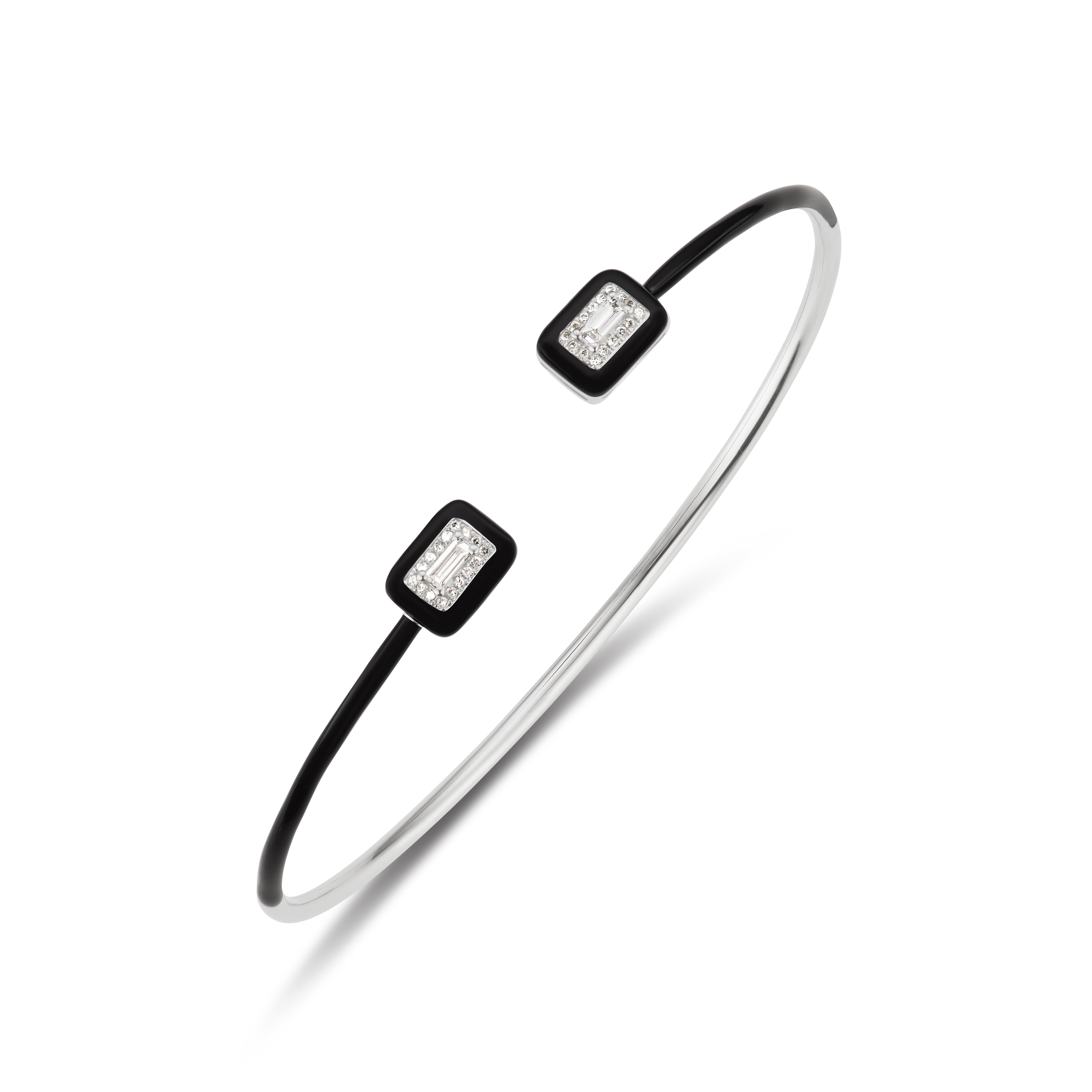 Questo magnifico braccialetto Luxle è realizzato in oro bianco 18 carati e presenta un bellissimo smalto nero intorno, con 34 diamanti bianchi rotondi e a baguette incastonati astrattamente su entrambe le estremità. Per questo motivo possiede una
