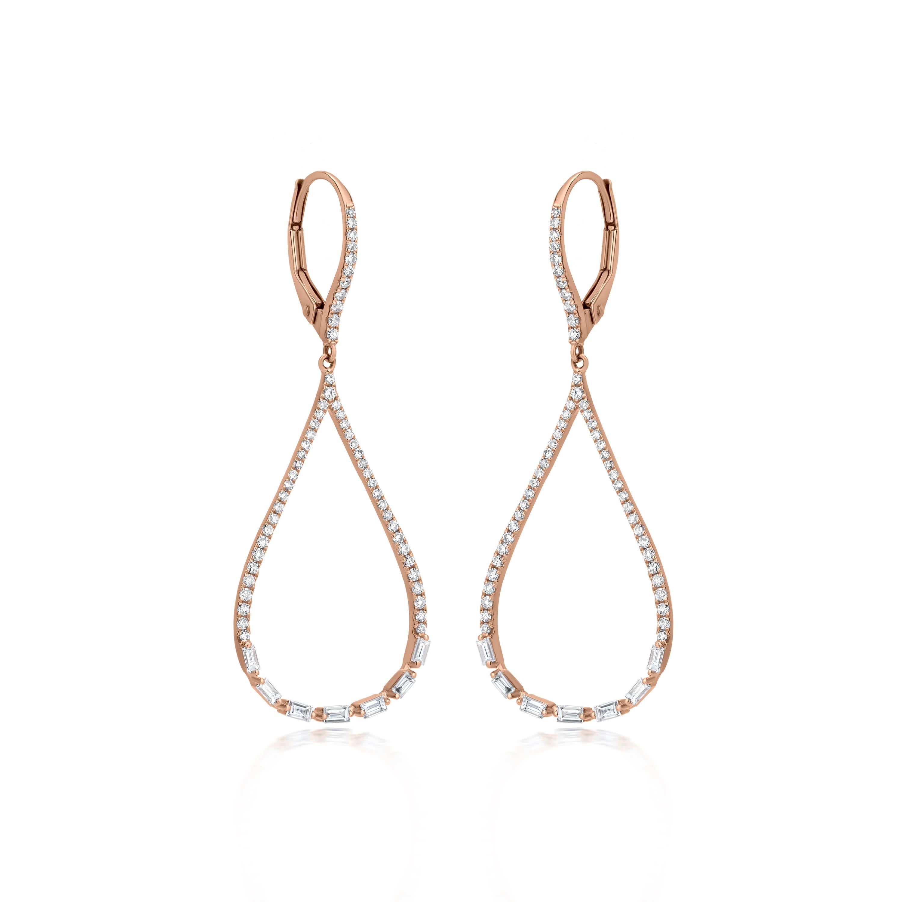 Questi orecchini a goccia con diamante, che catturano l'attenzione, presentano uno splendido design a goccia realizzato in oro rosa 14 carati. Il centro è composto da diamanti a baguette montati a griffe, circondati da diamanti rotondi incastonati