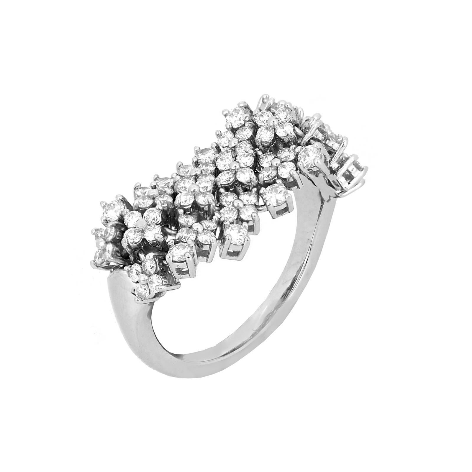 Entdecken Sie Eleganz mit diesem Nigaam 18K White Gold Diamond Cluster Ring. Dieses atemberaubende Schmuckstück besticht durch eine schillernde Anordnung funkelnder Diamanten in einem modernen Cluster-Design. Das verschlungene Rautenmuster sorgt für