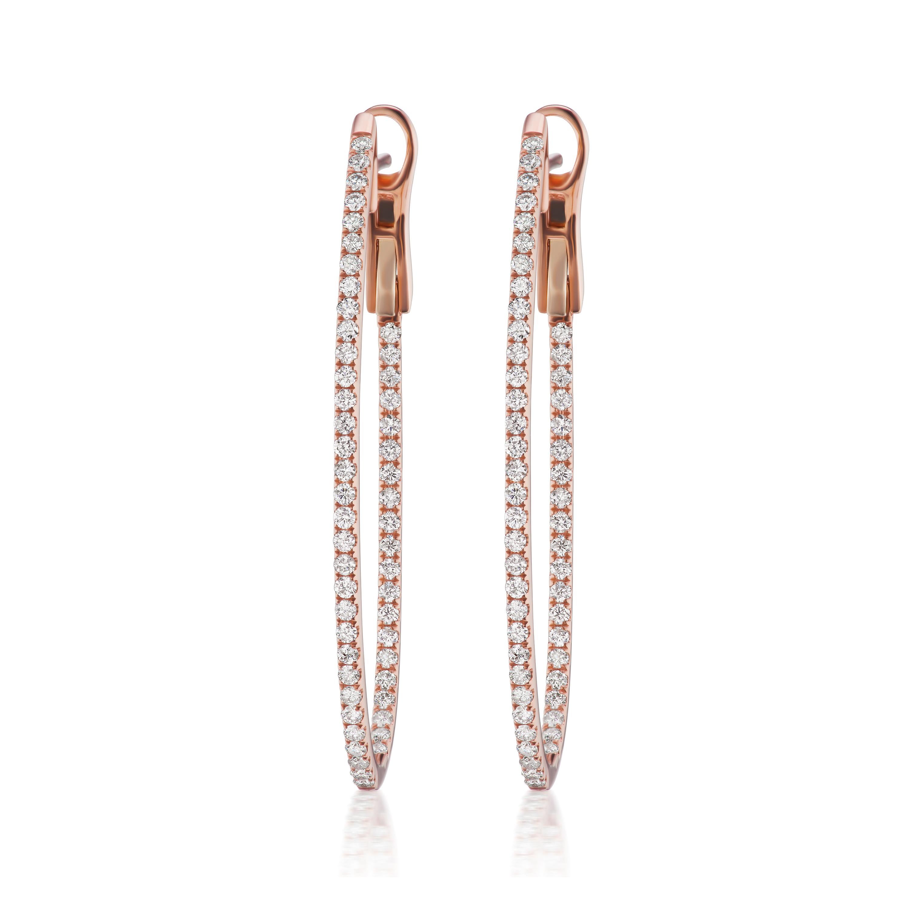 Luxle présente une éblouissante paire d'anneaux en or rose ornés de 104 diamants ronds pavés à l'intérieur et à l'extérieur, totalisant 1,05 carats, encadrés par un sertissage pavé. Ces anneaux sont dotés d'un dos en oméga.

Suivez la vitrine de