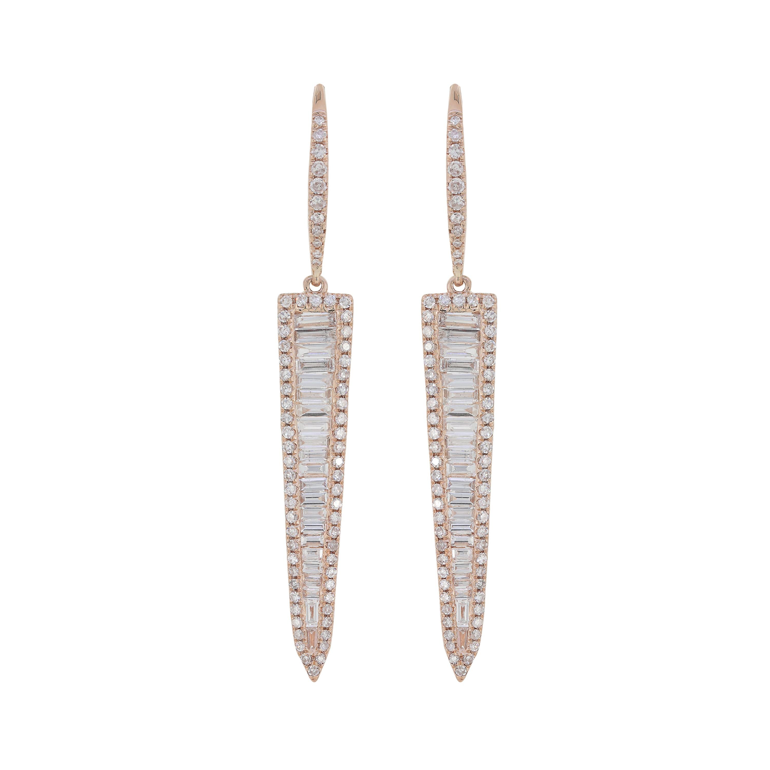 Questi orecchini a goccia triangolari con diamanti tondi e baguette di Luxle sono un paio perfetto per illuminare la tua giornata. Adornato con diamanti baguette incorniciati da diamanti rotondi per un totale di 1,27 carati in motivi triangolari in