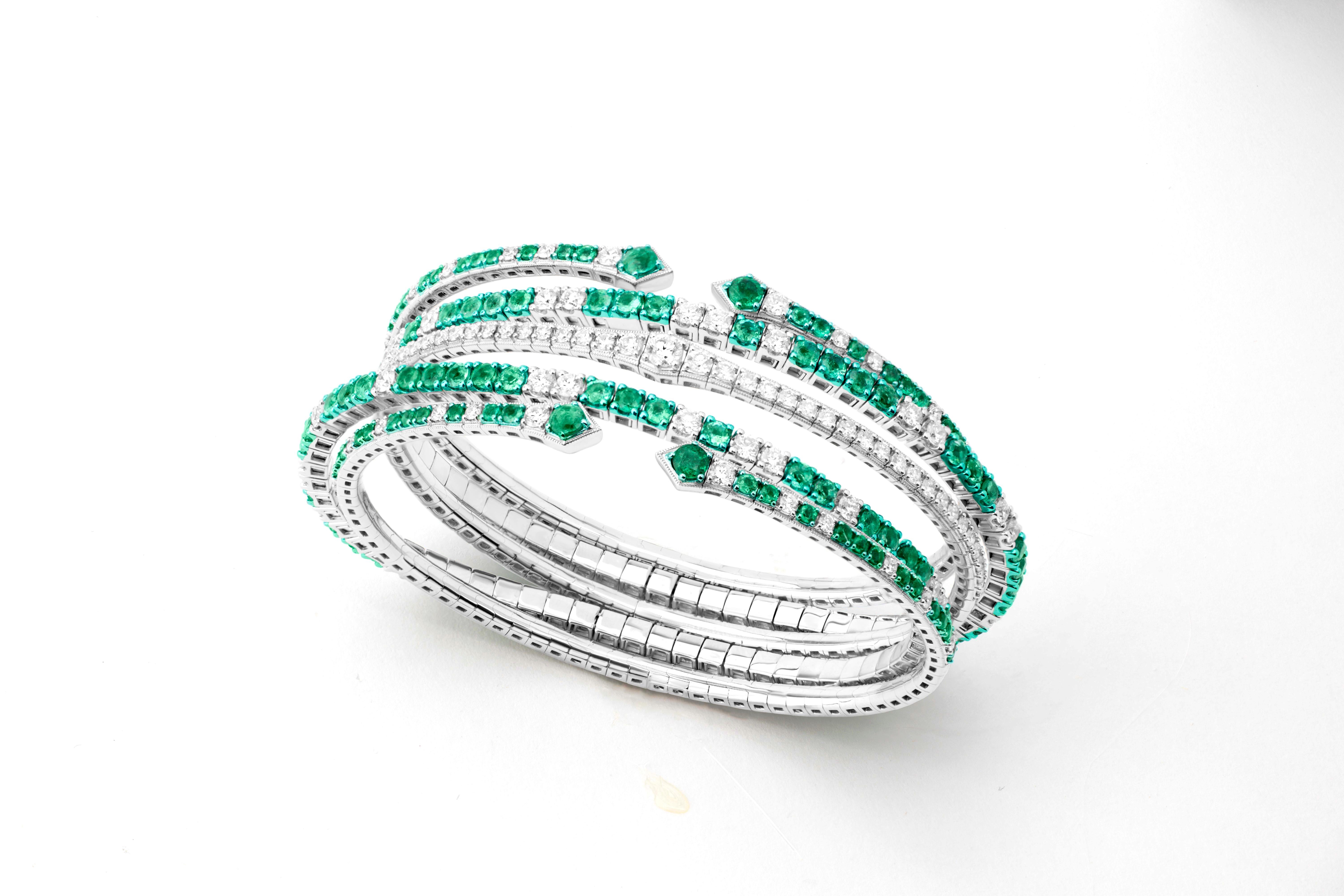 Wir präsentieren die Luxle 1.39 Cttw. Smaragd und Diamant Serpentine Cuff Armband, ein wahres Meisterwerk der Schmuckkunst, das Eleganz, Luxus und Kunstfertigkeit verkörpert. Dieses Armband aus 18-karätigem Weißgold mit einem faszinierenden grünen