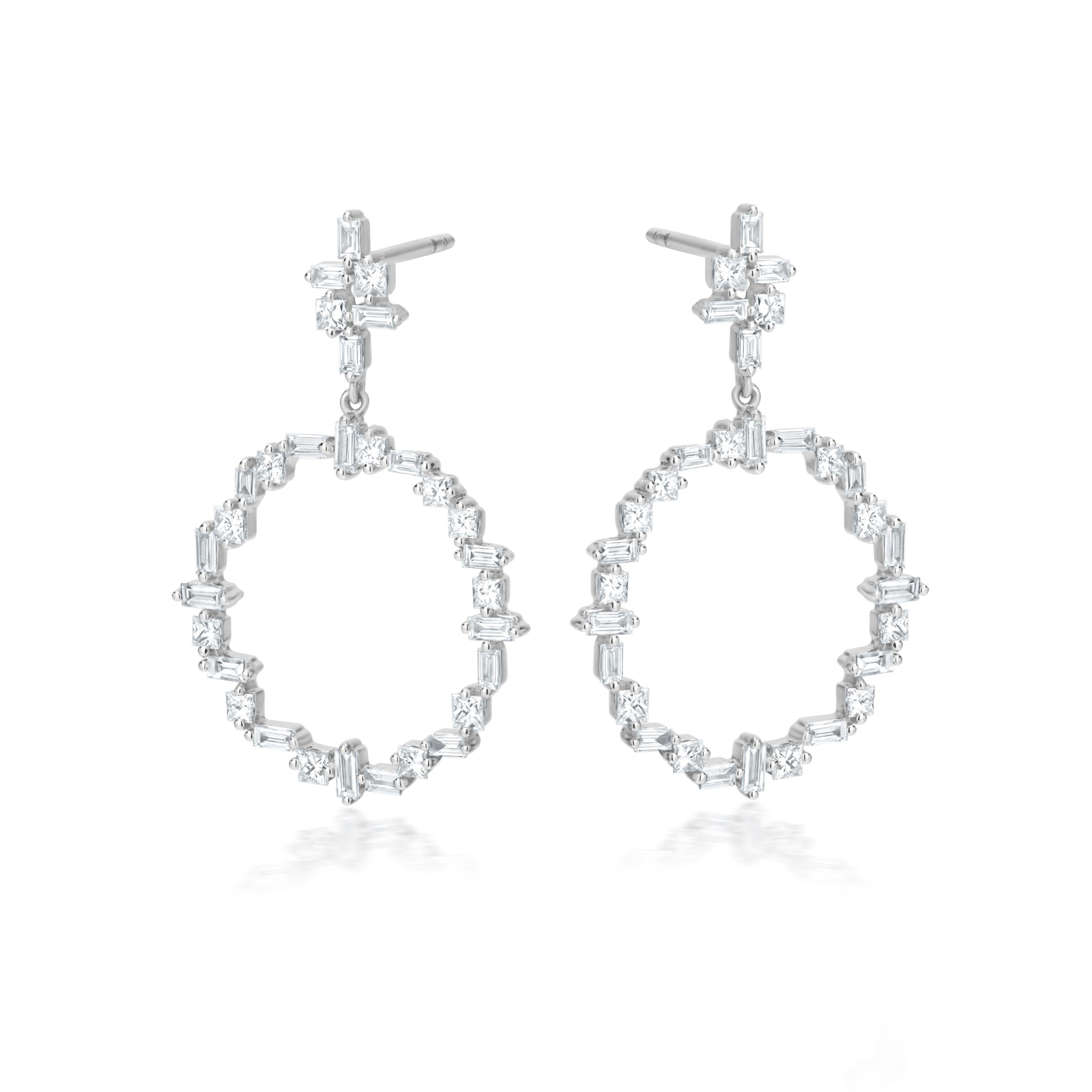 Fai una dichiarazione audace con questi splendidi orecchini a goccia con diamanti. Realizzati in oro bianco 14 carati, questi orecchini presentano un accattivante design a goccia a forma di cerchio, ornato da una serie di diamanti con taglio