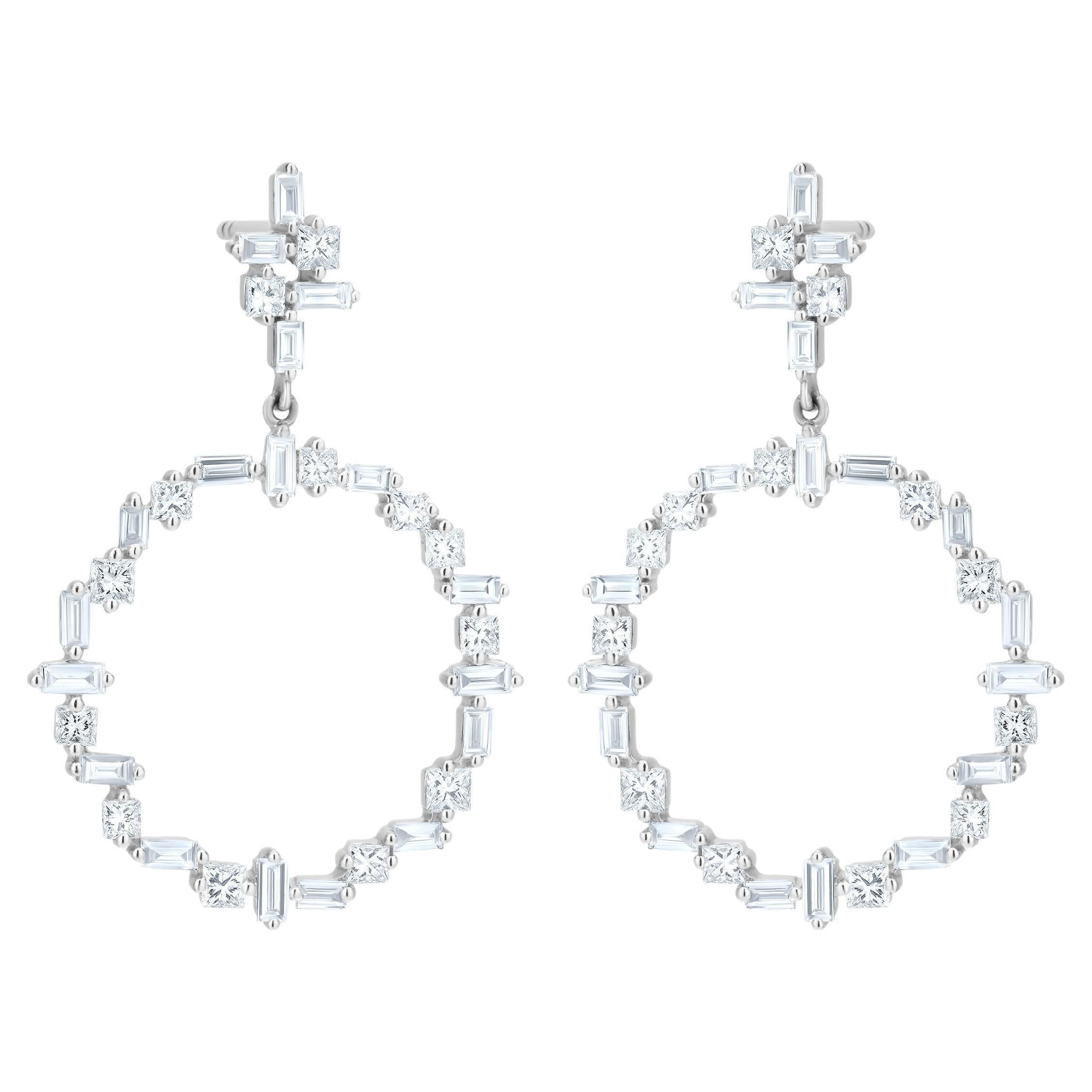 Taglio baguette Orecchini a goccia con diamante naturale Luxle da 1,50 Cttw in oro bianco 14 carati in vendita