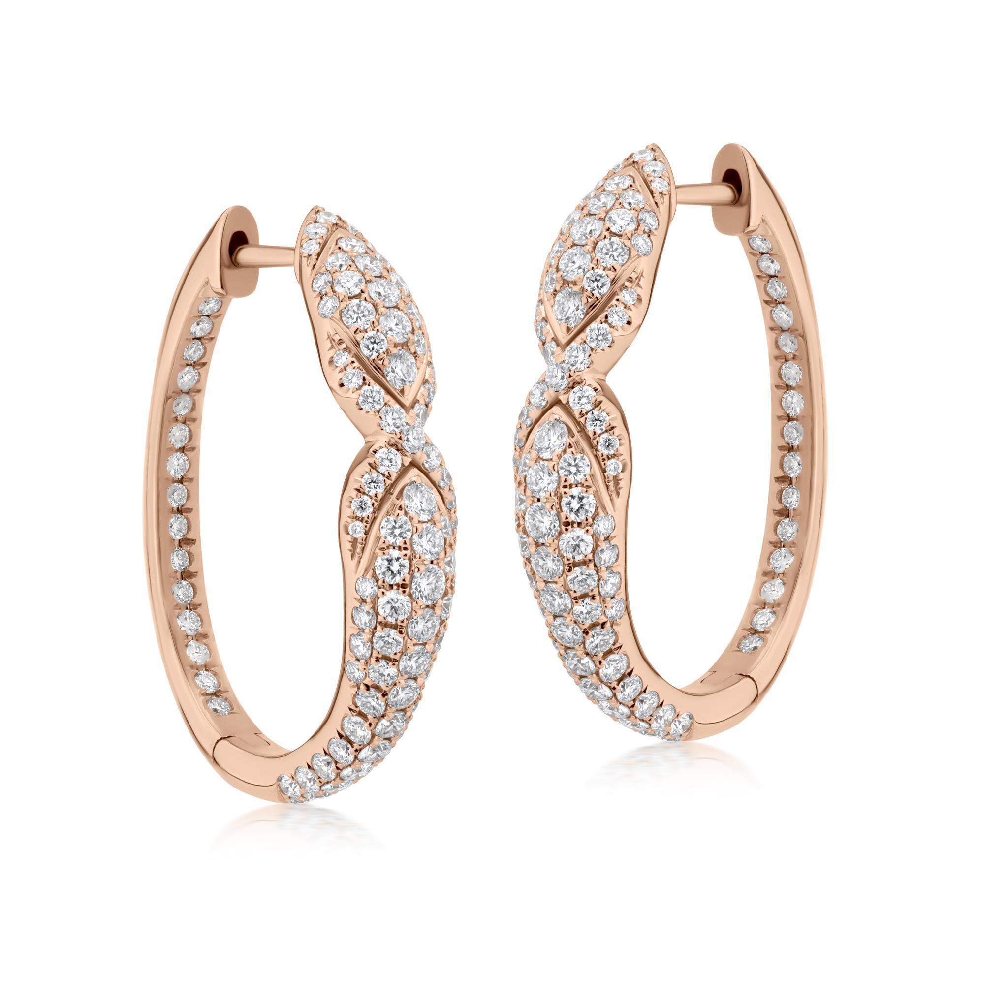 Wir präsentieren die Luxle 1.52 Cttw. Diamantene Serpentine Hoop Earrings in 18K Ross Gold - eine faszinierende Mischung aus Opulenz und Kunstfertigkeit, die aus jedem Blickwinkel Eleganz ausstrahlt. Diese perfekt gefertigten Ohrringe definieren mit