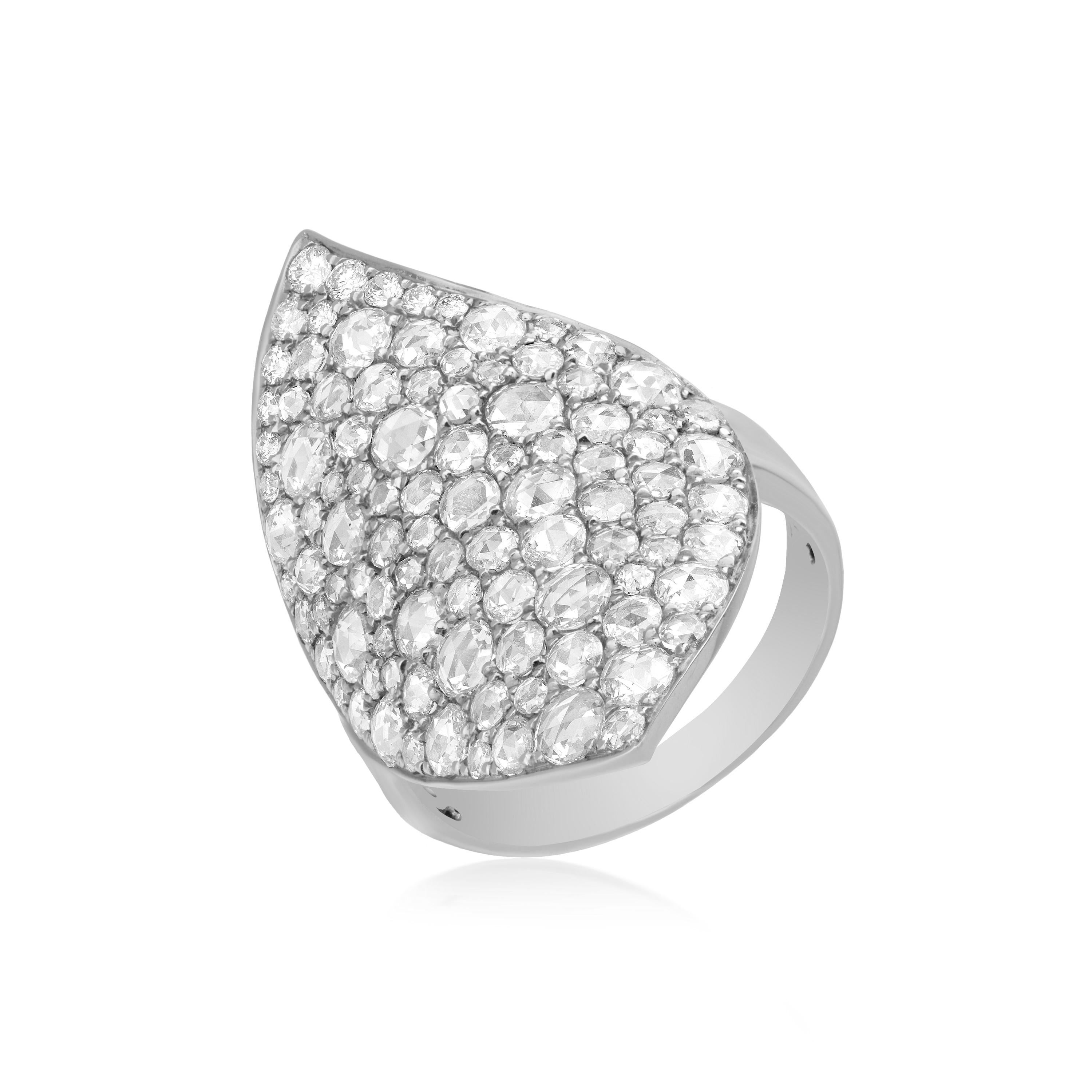 Setzen Sie ein atemberaubendes Zeichen mit dem Luxle 2,19 Cttw. Runder Diamant-Blatt-Cluster-Ring im Rosenschliff aus 18 Karat Weißgold. Dieser Ring ist ein wahres Meisterwerk, das die Schönheit der Diamanten in einem einzigartigen und auffälligen