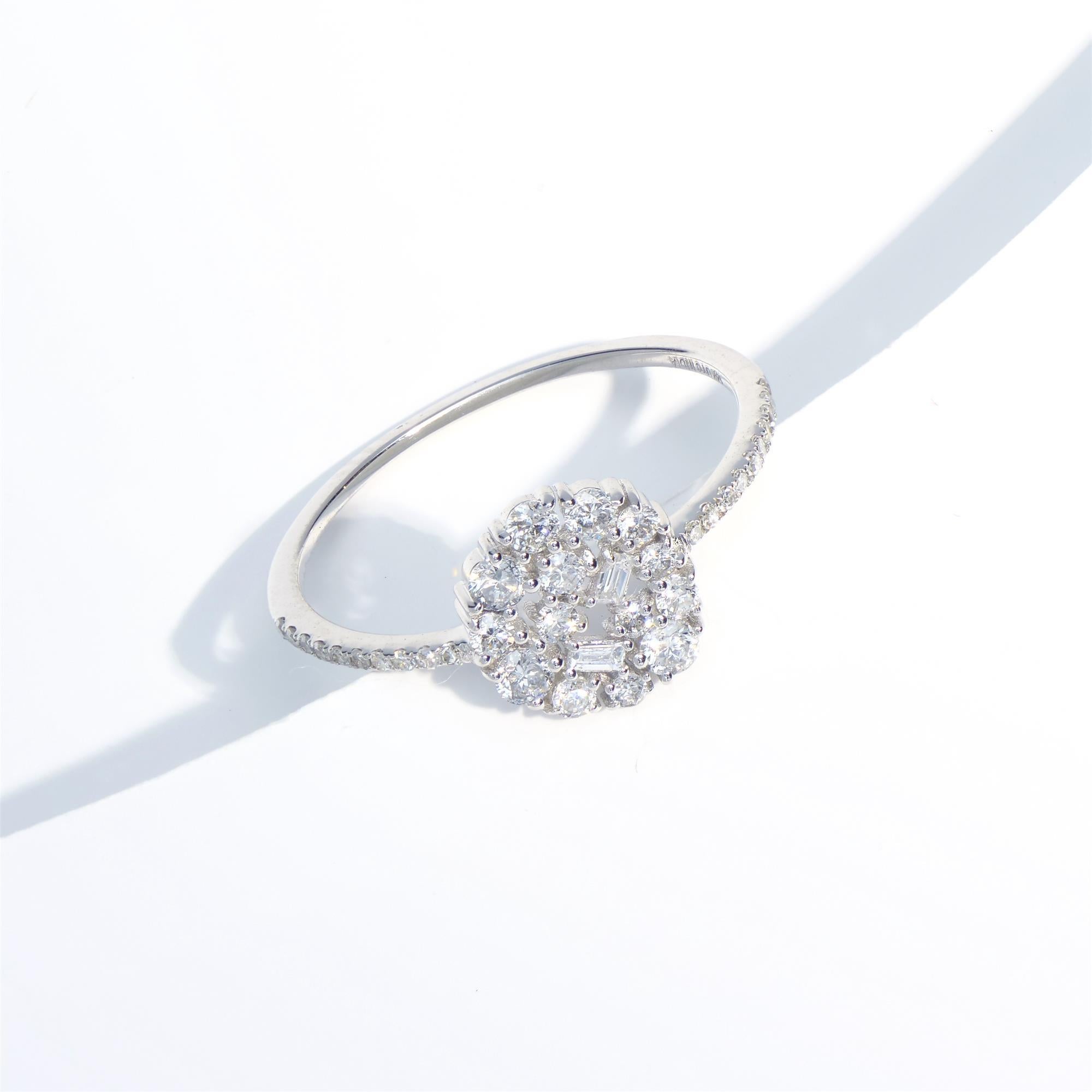 En vente :  T.W. Luxle 3/8 carats Bague à grappe de diamants en or blanc 14 carats  8