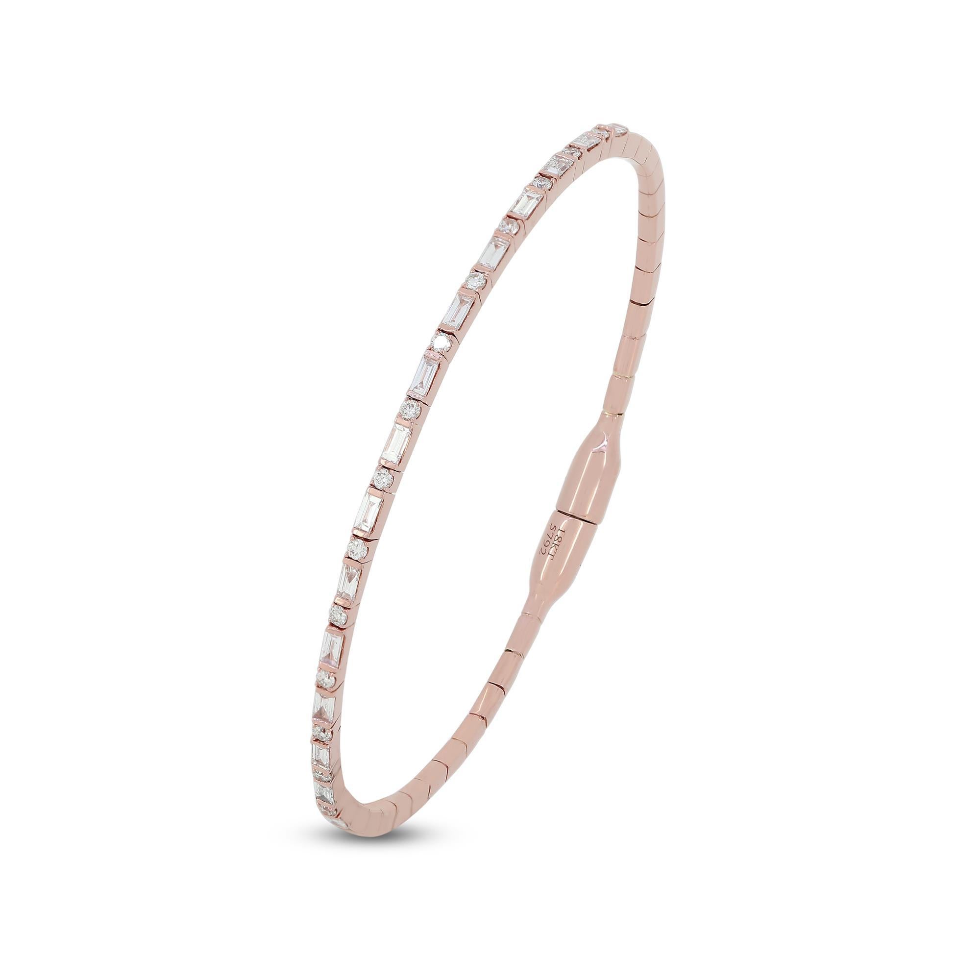 Schlichte Eleganz mit dem Luxle-Diamantarmreif, einem zarten und doch schillernden Schmuckstück aus 18 Karat Roségold. Das Design zeichnet sich durch eine durchgehende Reihe abwechselnder Baguette- und runder Brillanten aus, die die vordere Hälfte
