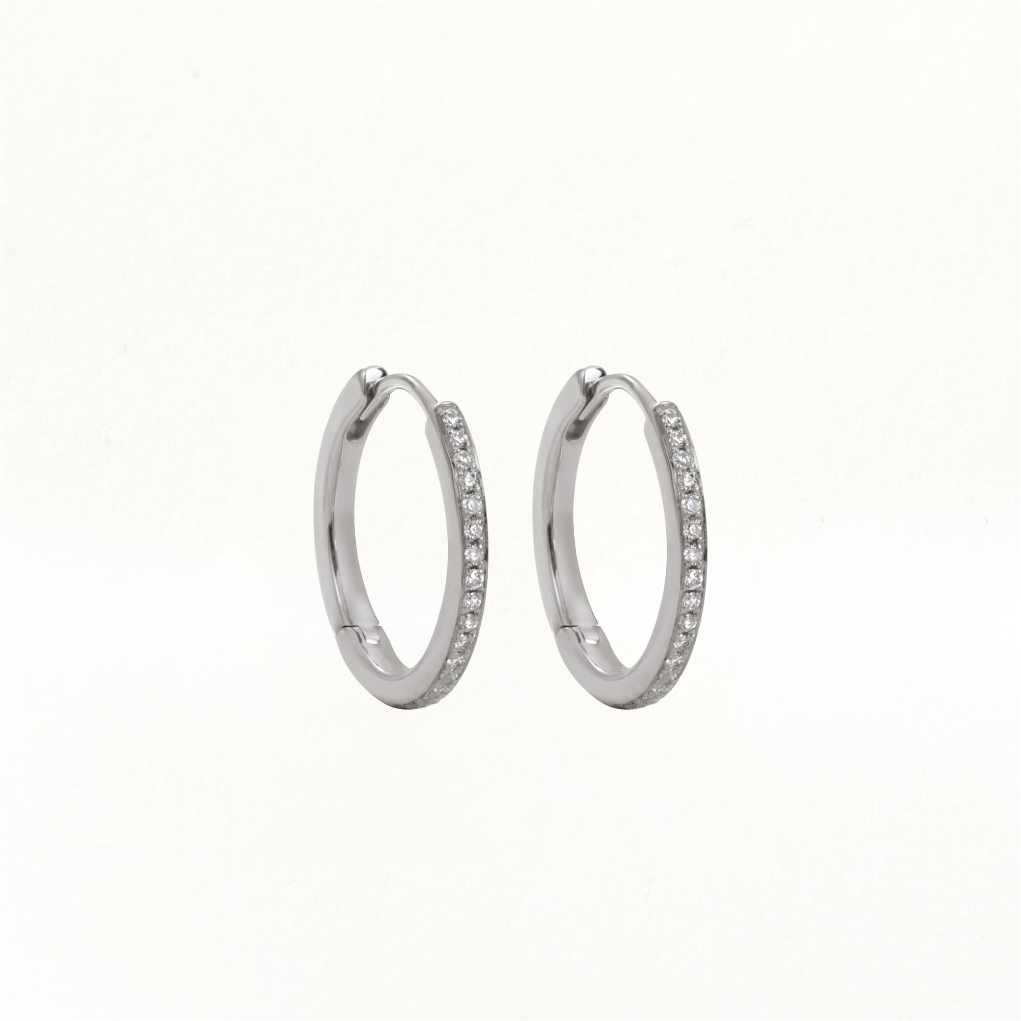 Contemporain Luxle - Boucles d'oreilles Huggie en or blanc 18 carats avec diamant naturel de 0,10 ctw en vente
