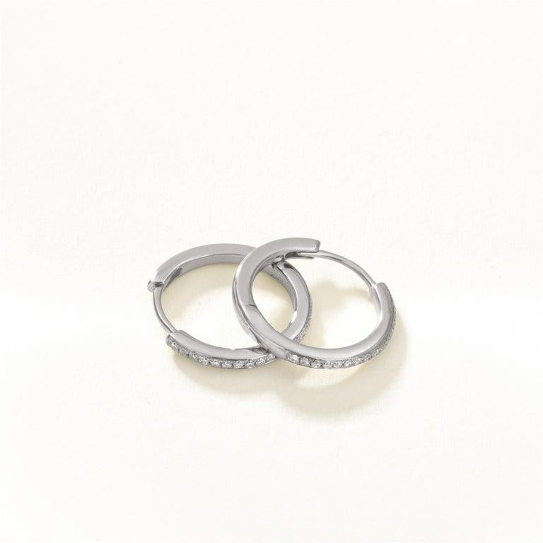 Taille ronde Luxle - Boucles d'oreilles Huggie en or blanc 18 carats avec diamant naturel de 0,10 ctw en vente