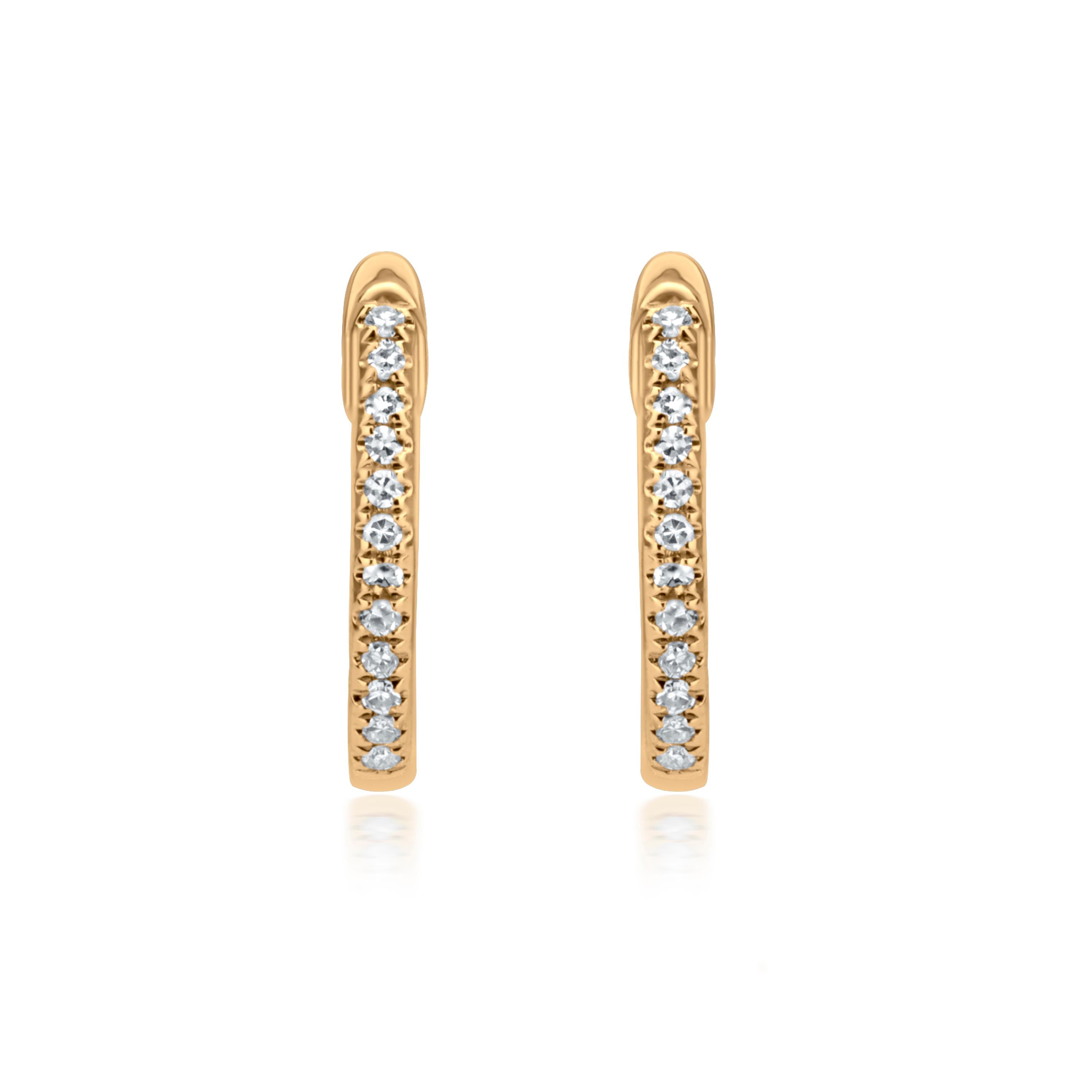 Ces adorables boucles d'oreilles brillent de 24 diamants ronds pavés. Fabriqués à la main par Luxle en or jaune 18 carats, ils sont dotés d'un dos en forme d'étreinte. Parfait pour une utilisation quotidienne.
Suivez la vitrine de Luxury Jewels pour