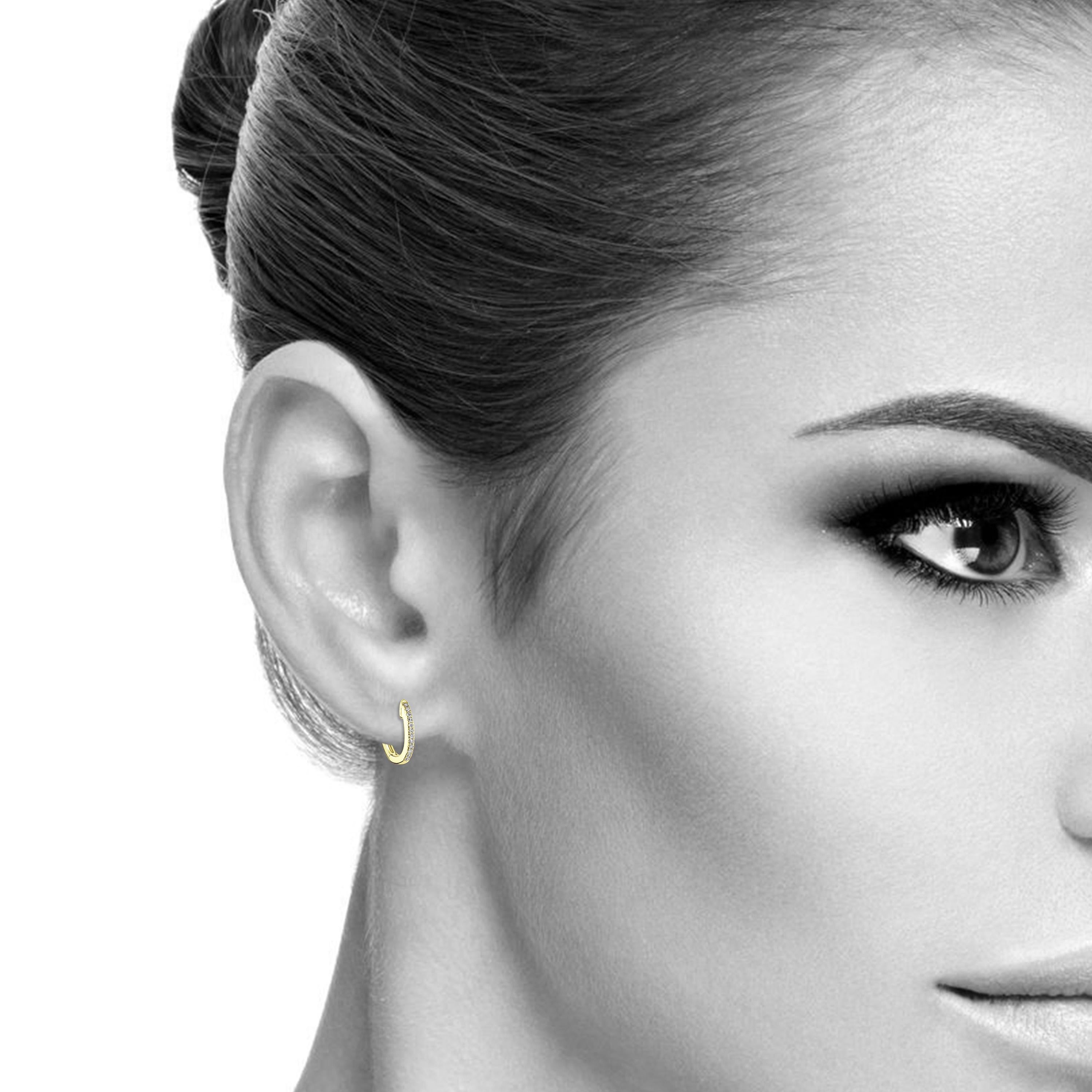 Contemporain Luxle Clous d'oreilles Huggie en or jaune 18 carats avec diamants naturels 1/8e carat en vente