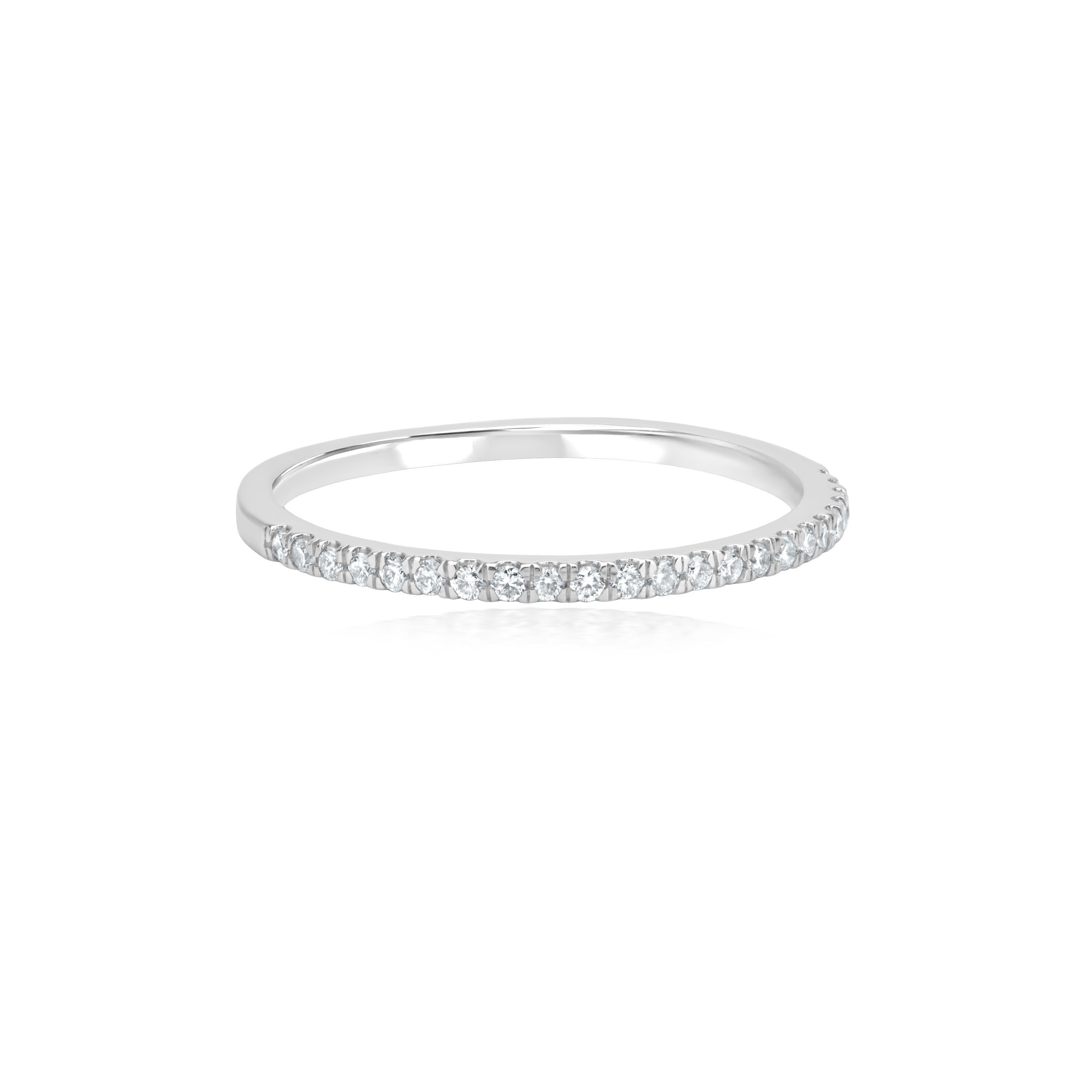 Questo anello a fascia semplice e di classe rappresenta un ciclo eterno di cose, rendendolo l'anello perfetto per suggellare l'amore che provi per il tuo partner. Diamanti bianchi rotondi a taglio pieno in un'incastonatura a micropave adornano