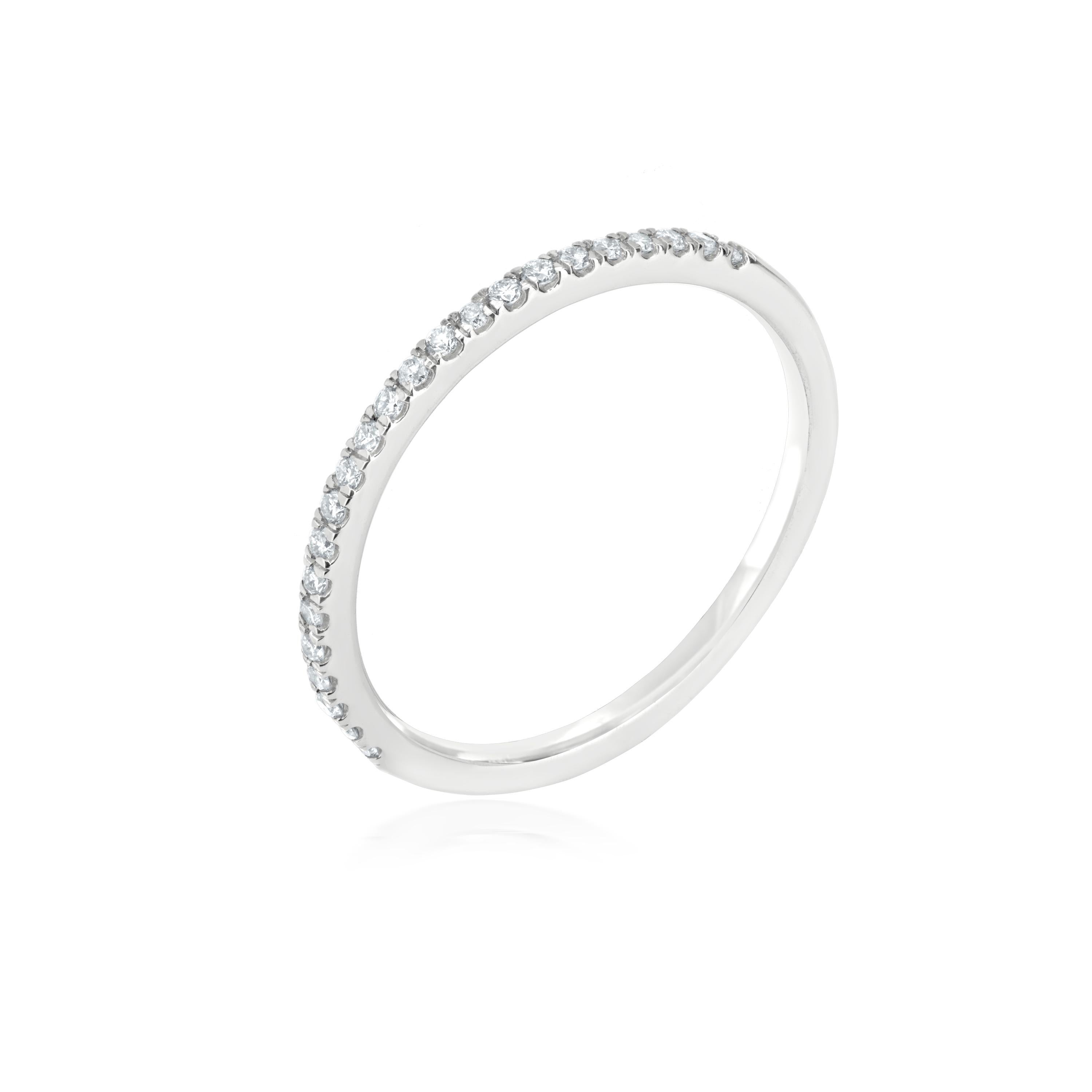 Taglio rotondo Luxle 1/5th Cttw Natural Diamond Band Ring in 18k White Gold, Size 7 in vendita