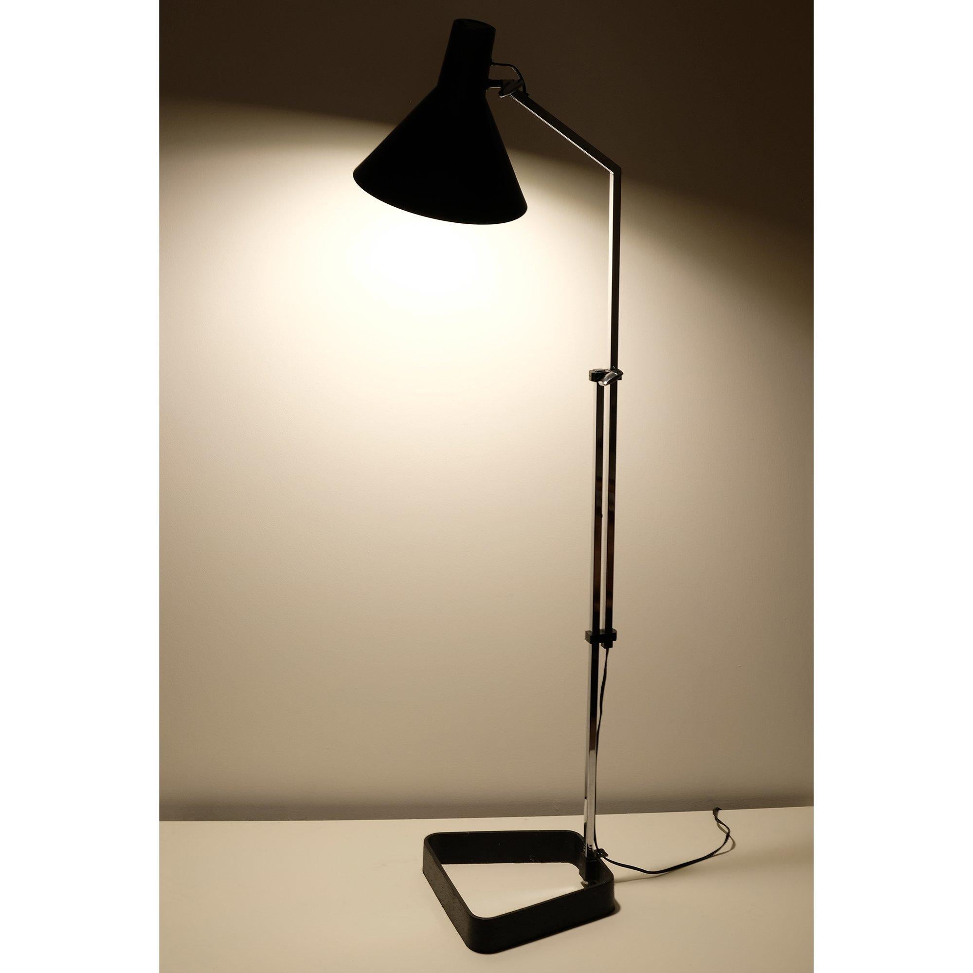 Luxo floor lamp designed by Jac Jacobsen. 60 watts E-26 Edison medium base incandescent bulb recommended or higher if LED/CFL.

 Verifired E-26 Edison medium base socket and 18/2 black cloth cord and polarized north American plug. Tarnish, dings,