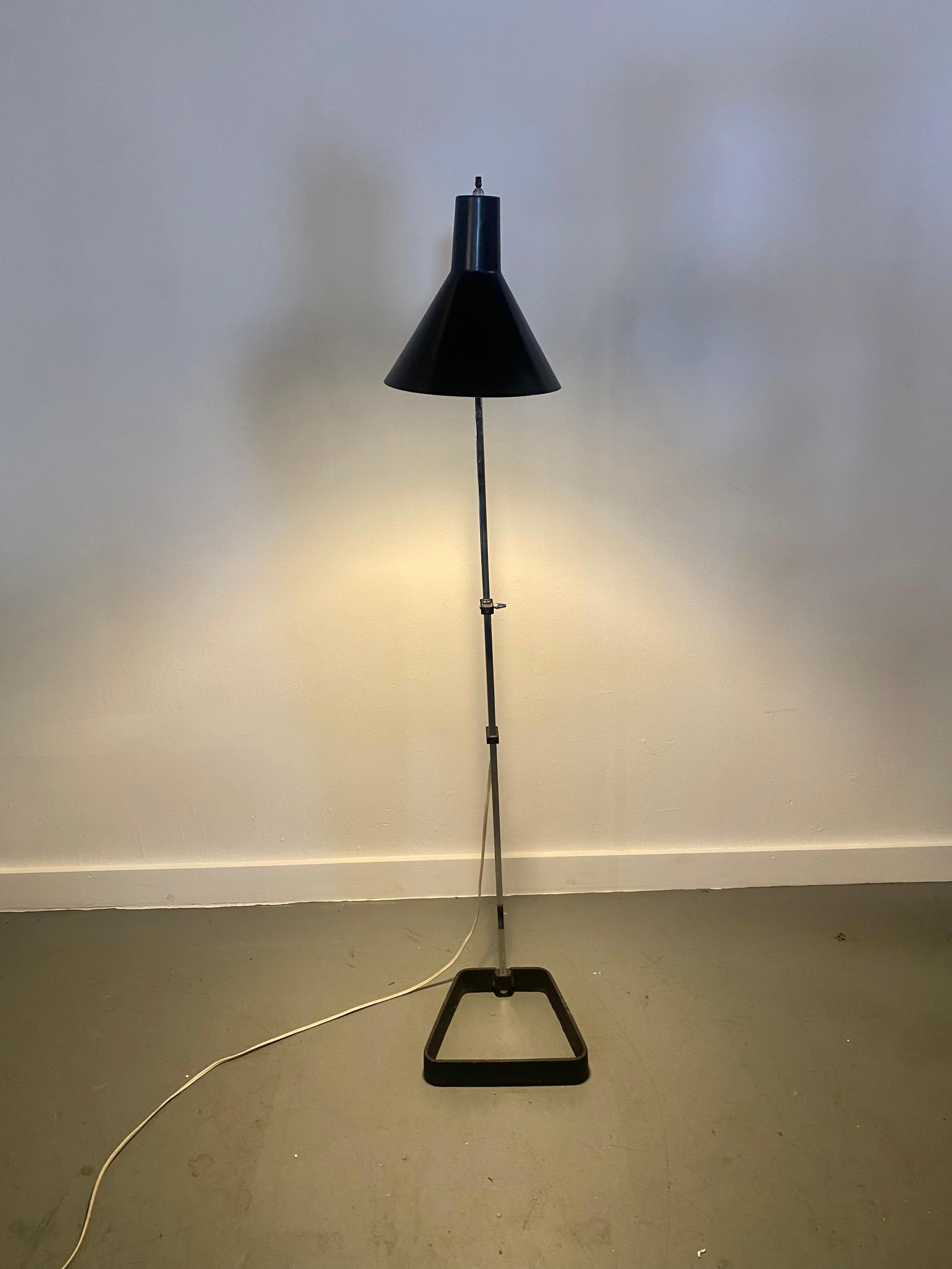 Luxo Floor Lamp Designed by Jac Jacobsen. rarer version. Wonderful original condition, Classic modernist.
Measures: Height : 39-56 inches (99-142 cm), depth: 15 inches (38 cm), width: 11 inches (28 cm).