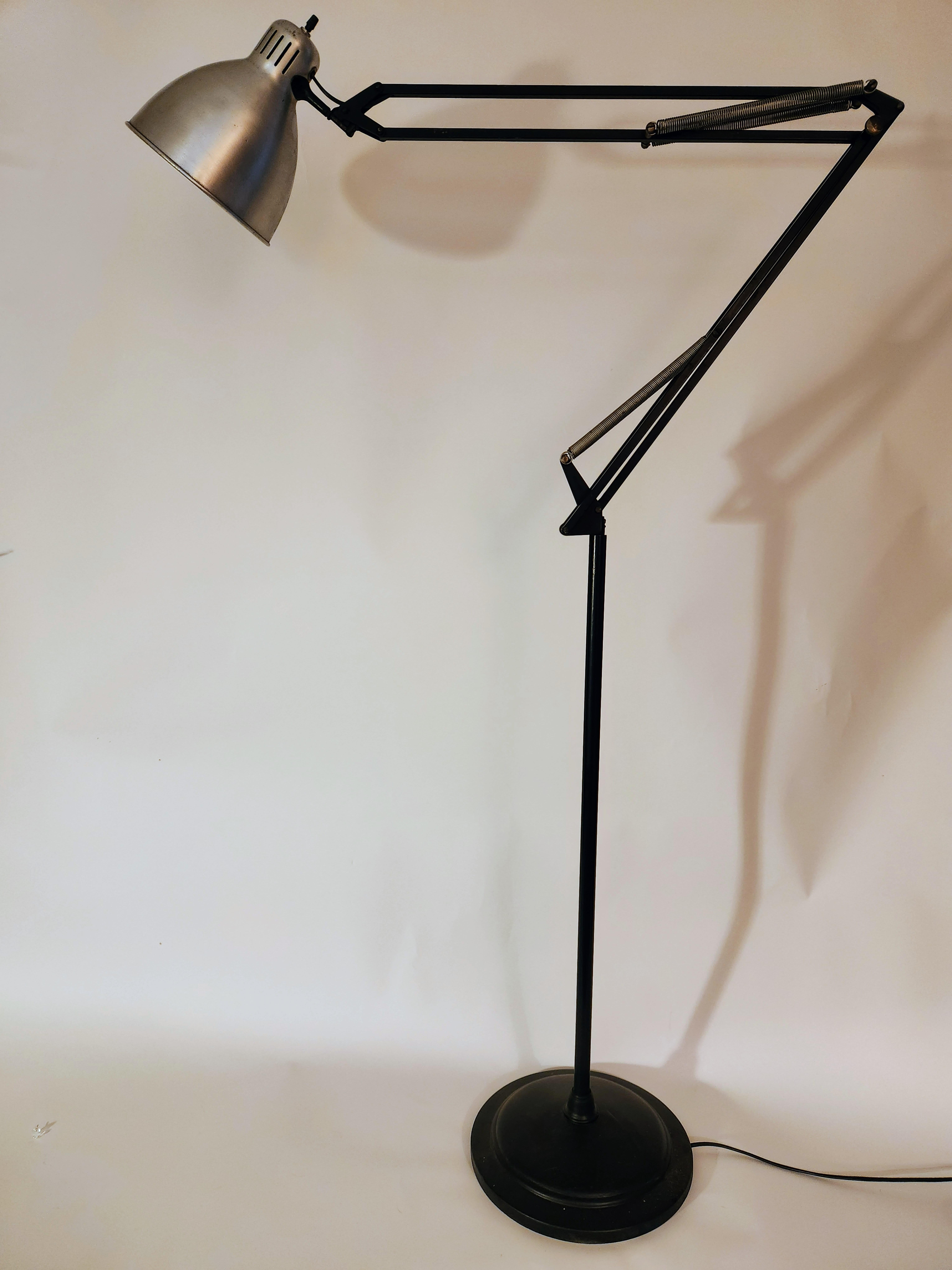 Jacob Jacobsen iconic L-1 floor lamp manufactured in Norway.
The design date is 1937 and this lamp was made in the early 1950s.
Classic European lighting.
In good vintage condition.