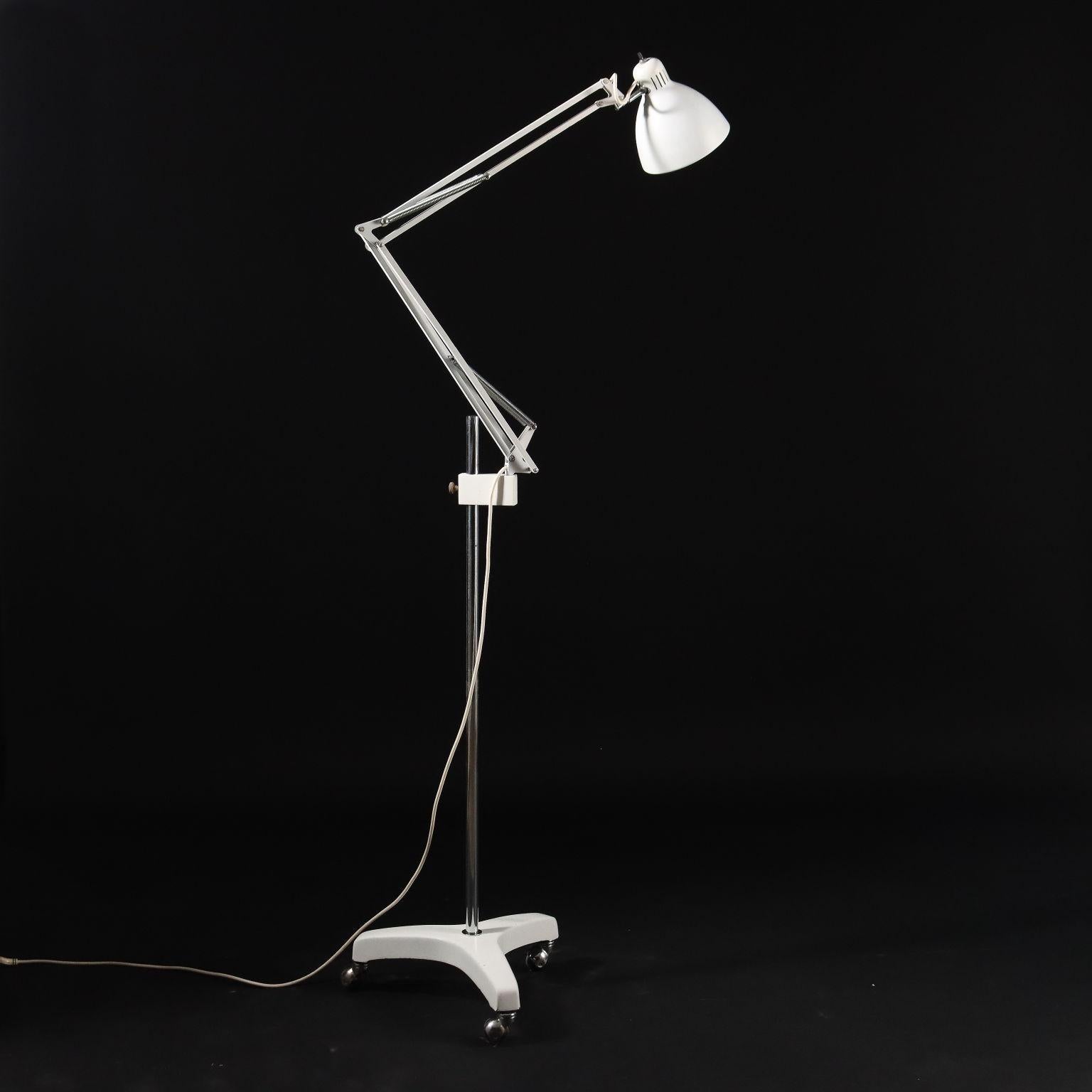 Height-adjustable and adjustable floor lamp made of enamelled metal and aluminium.